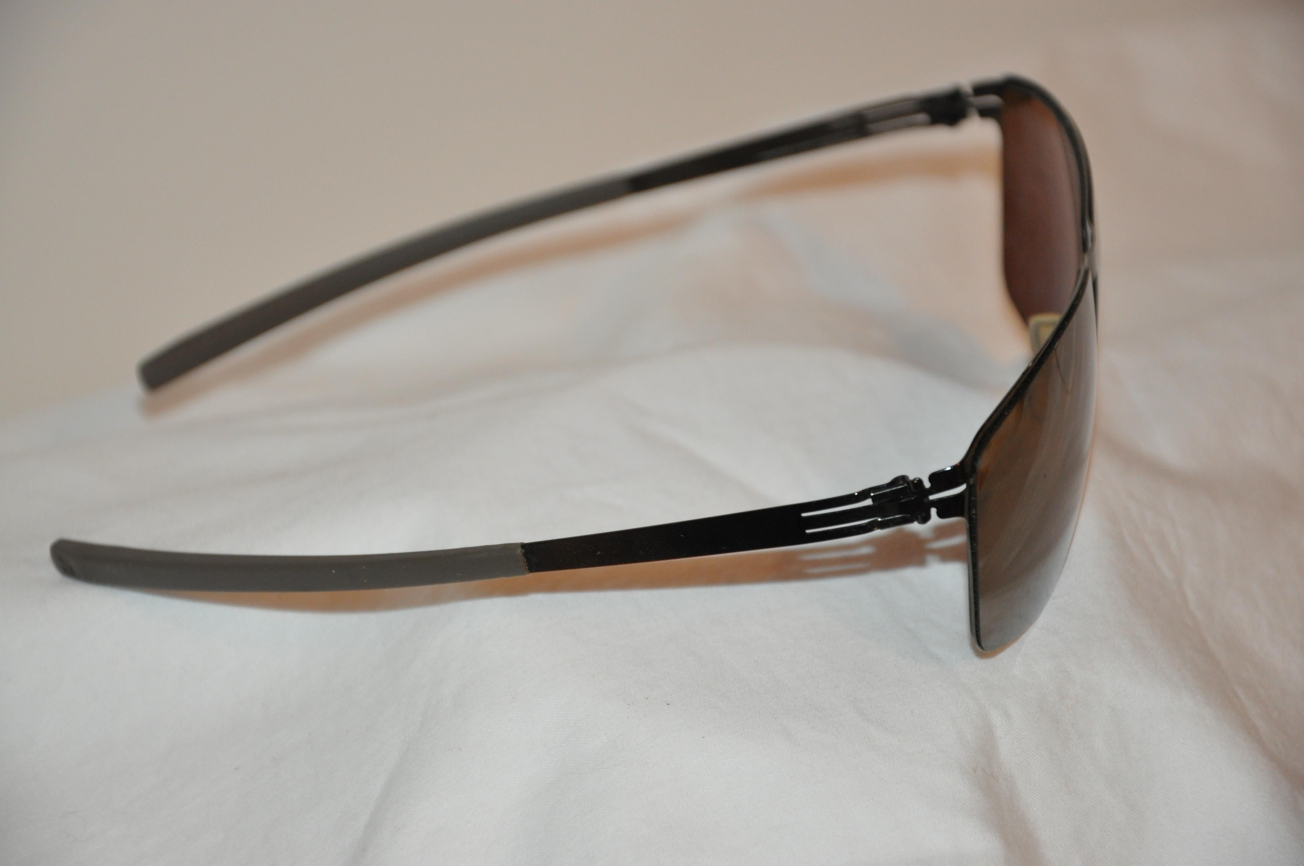 ICS ! Lunettes de soleil Berlin Signature Lightweight Titanium Black with Steel-Gray Rubber Unisexe en vente