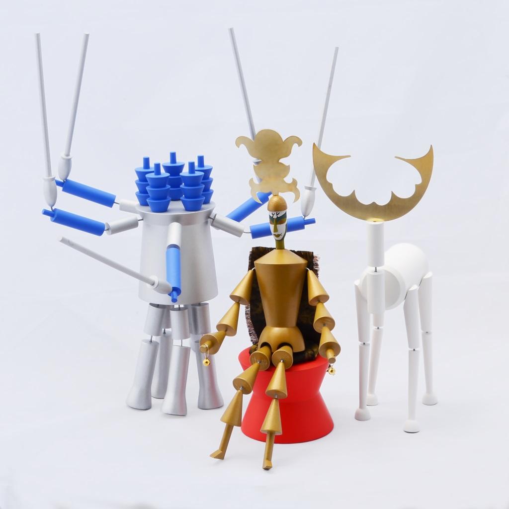 Queste statuette posabili sono basate sulle marionette DADA originali del 1918 di Sophie Taeuber-Arp. Le marionette originali (17 in tutto) furono create da Taeuber-Arp per una versione DADA riccamente abbellita di 