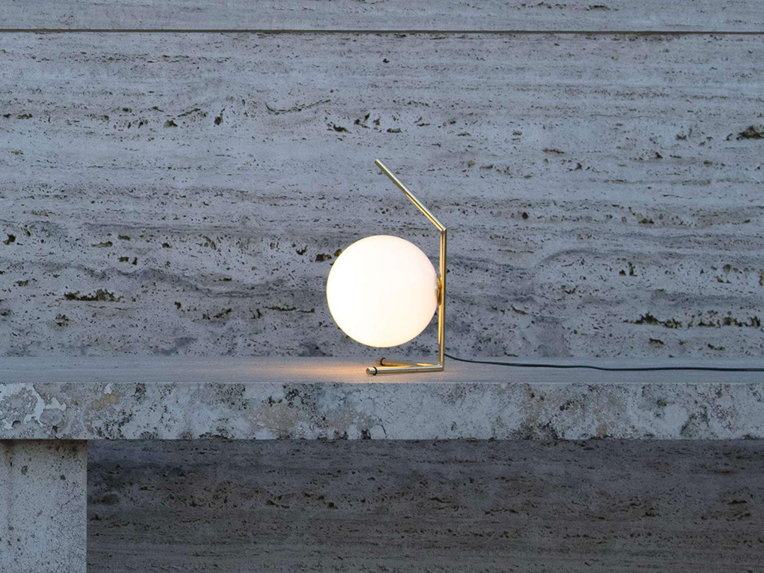 ICS T1 Low 10 Anniversary Table Lamp in Gold plate 24 carat frame Design by Michael Anastassiades

Lampe à poser offrant une lumière diffuse. Cadre en métal doré 24 carats. Diffuseur opale en verre soufflé. Variateur sur l'accord de