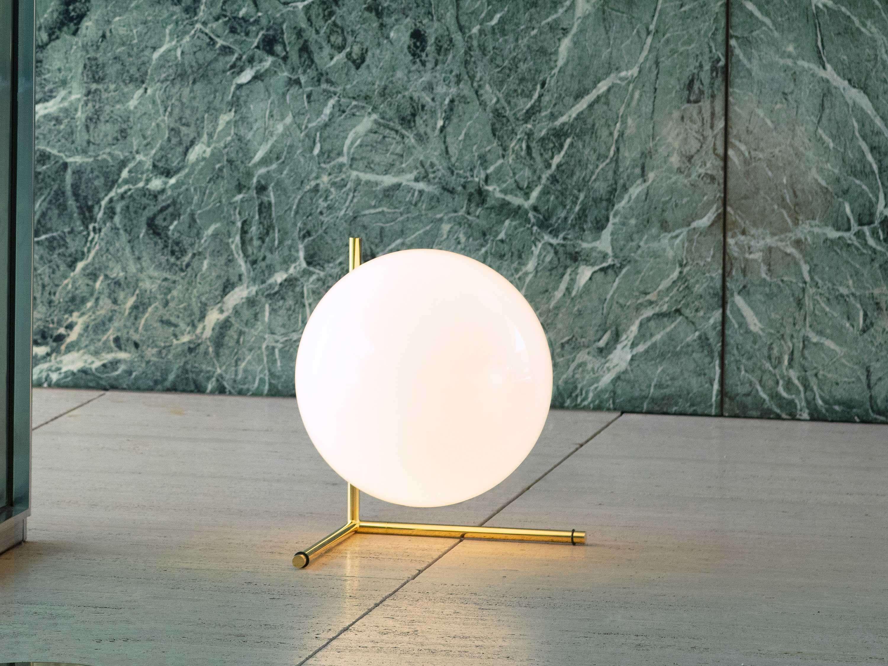 ICS 10 Anniversary Table Lamp in Brass Design by Michael Anastassiades

La table ICS Lights concilie l'amour du designer Michael Anastassiades pour la simplicité industrielle et le symbolisme complexe. Elle fournit une lumière diffuse à travers une