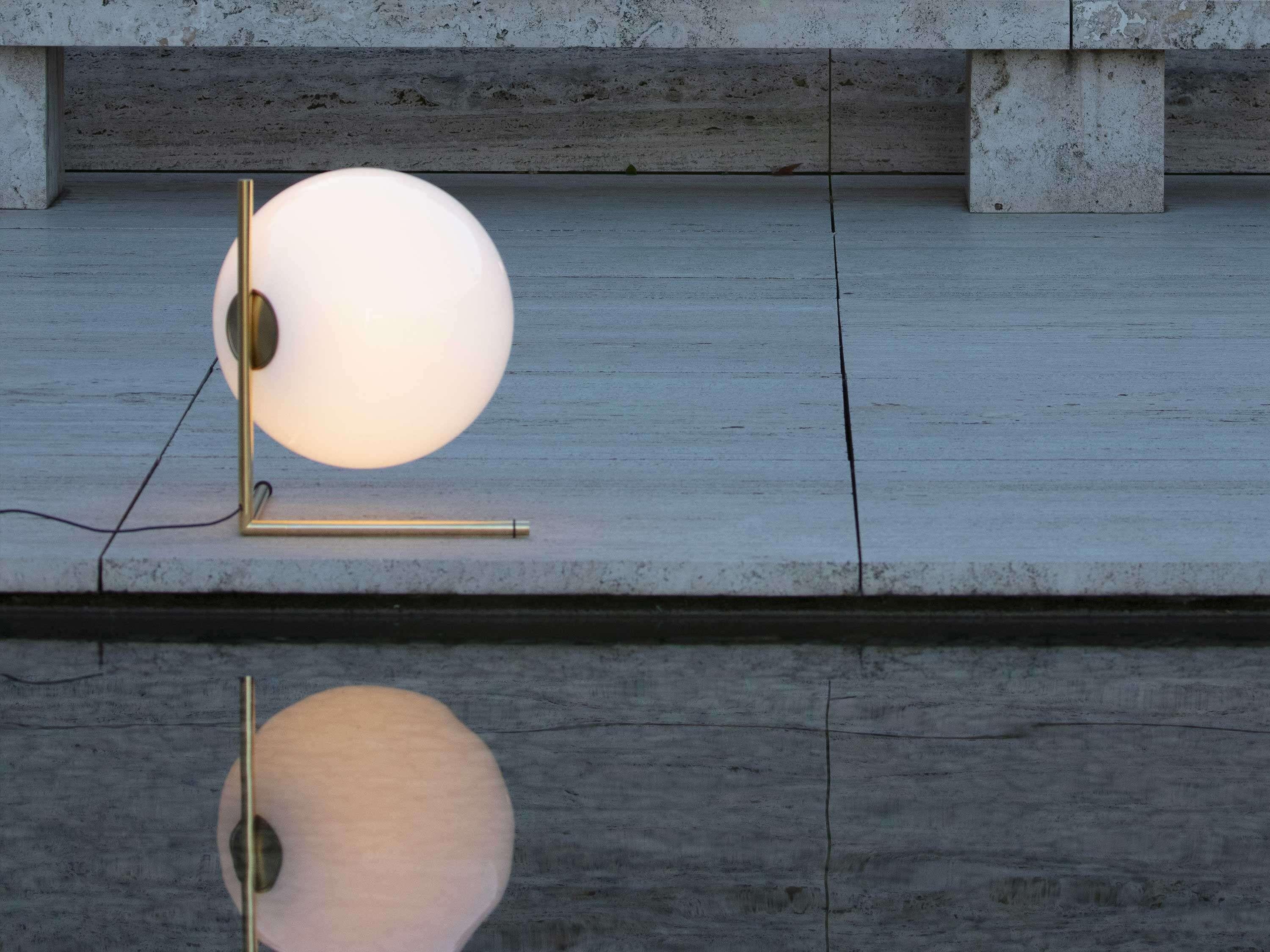 Lampe de table IC T3 10 ans en laiton Excellent état - En vente à Brooklyn, NY