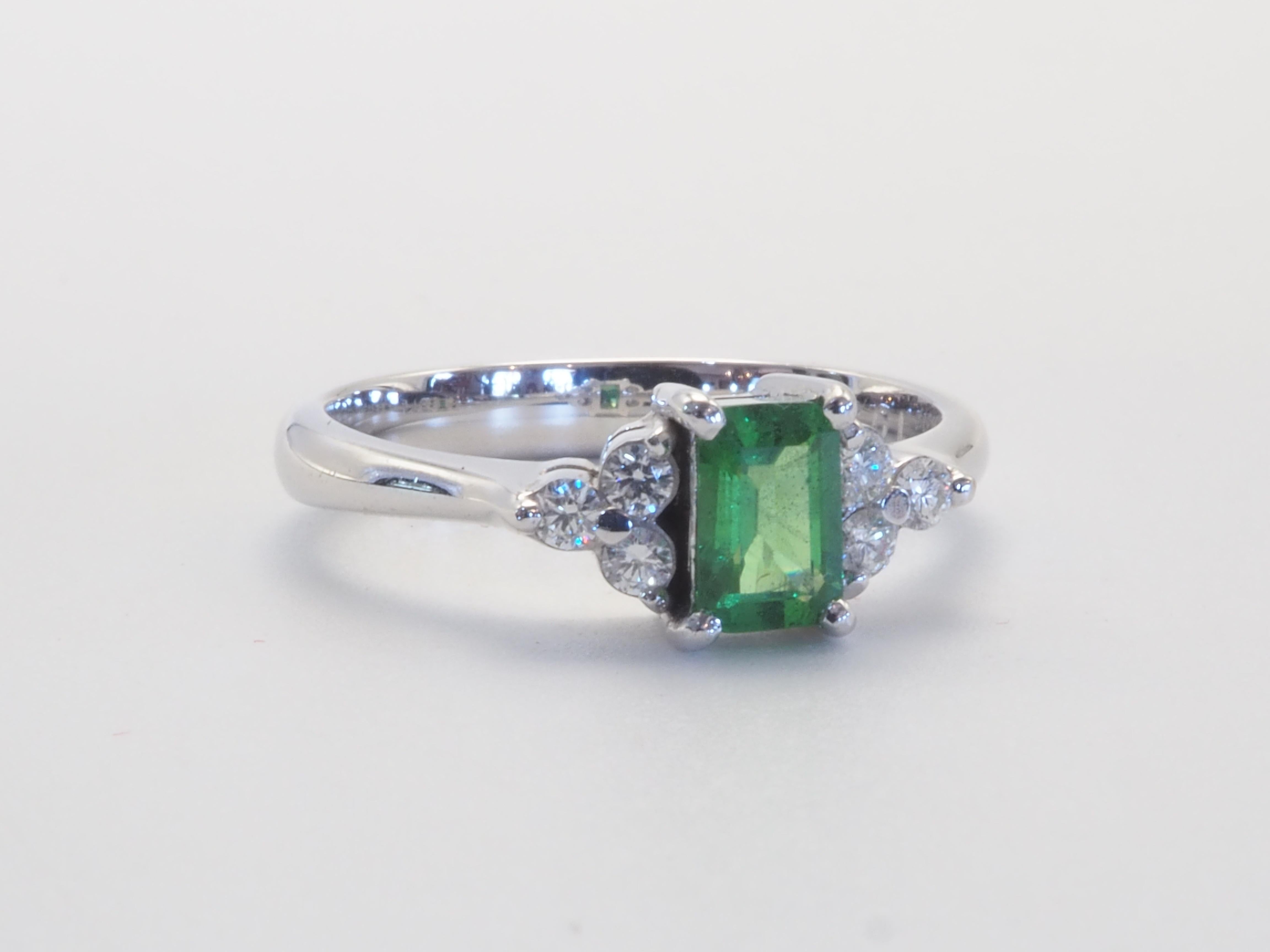 ICA 18K White Gold 0.43ct Octagon Vivid Green Tsavorite & 0.15ct Diamond Ring In Excellent Condition For Sale In เกาะสมุย, TH