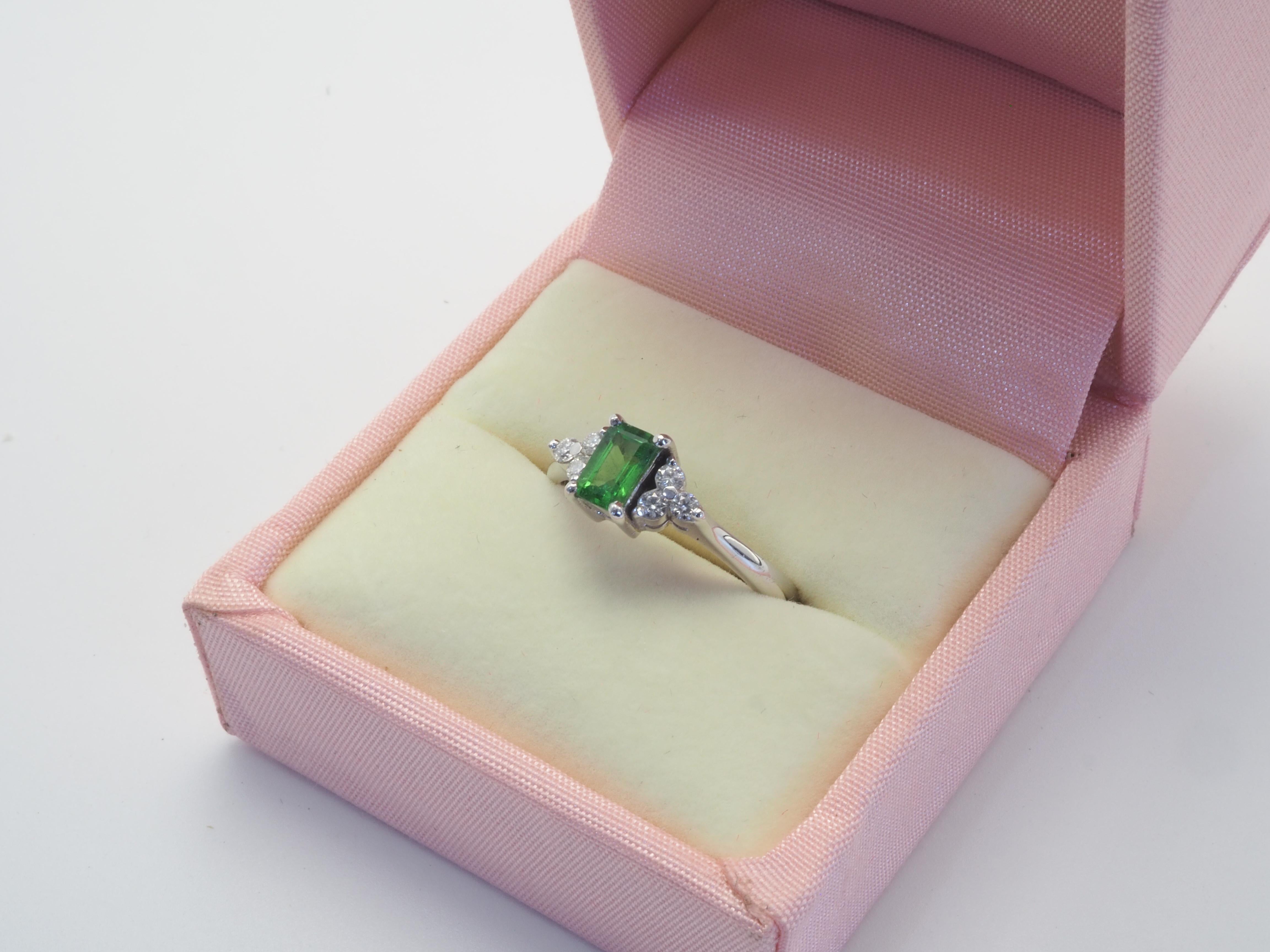ICA 18K White Gold 0.43ct Octagon Vivid Green Tsavorite & 0.15ct Diamond Ring For Sale 3