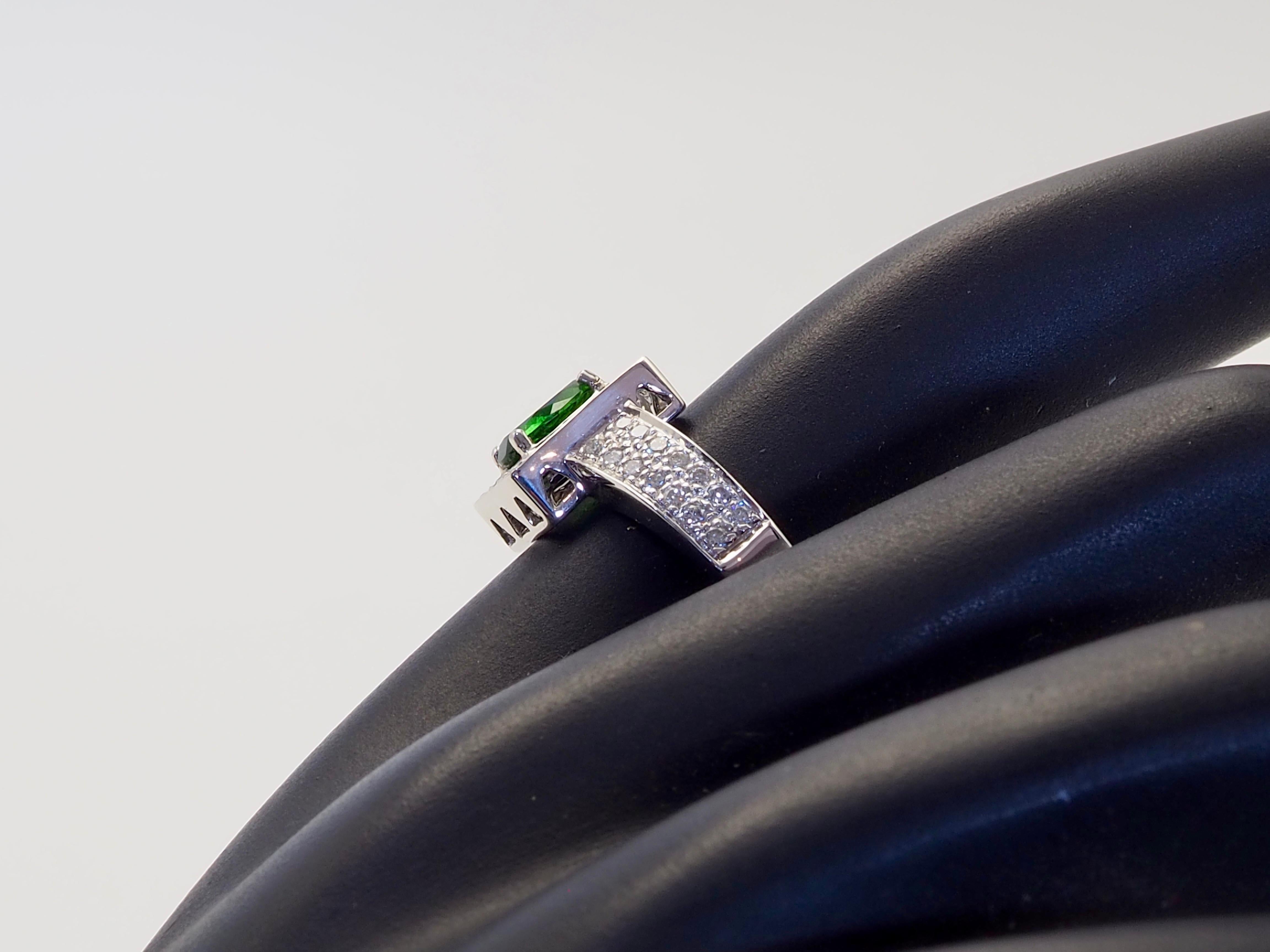 Anello ICA in oro bianco 18 carati con tsavorite ovale verde vivo da 0,71 carati e diamante aureolato da 0,38 carati in vendita 5