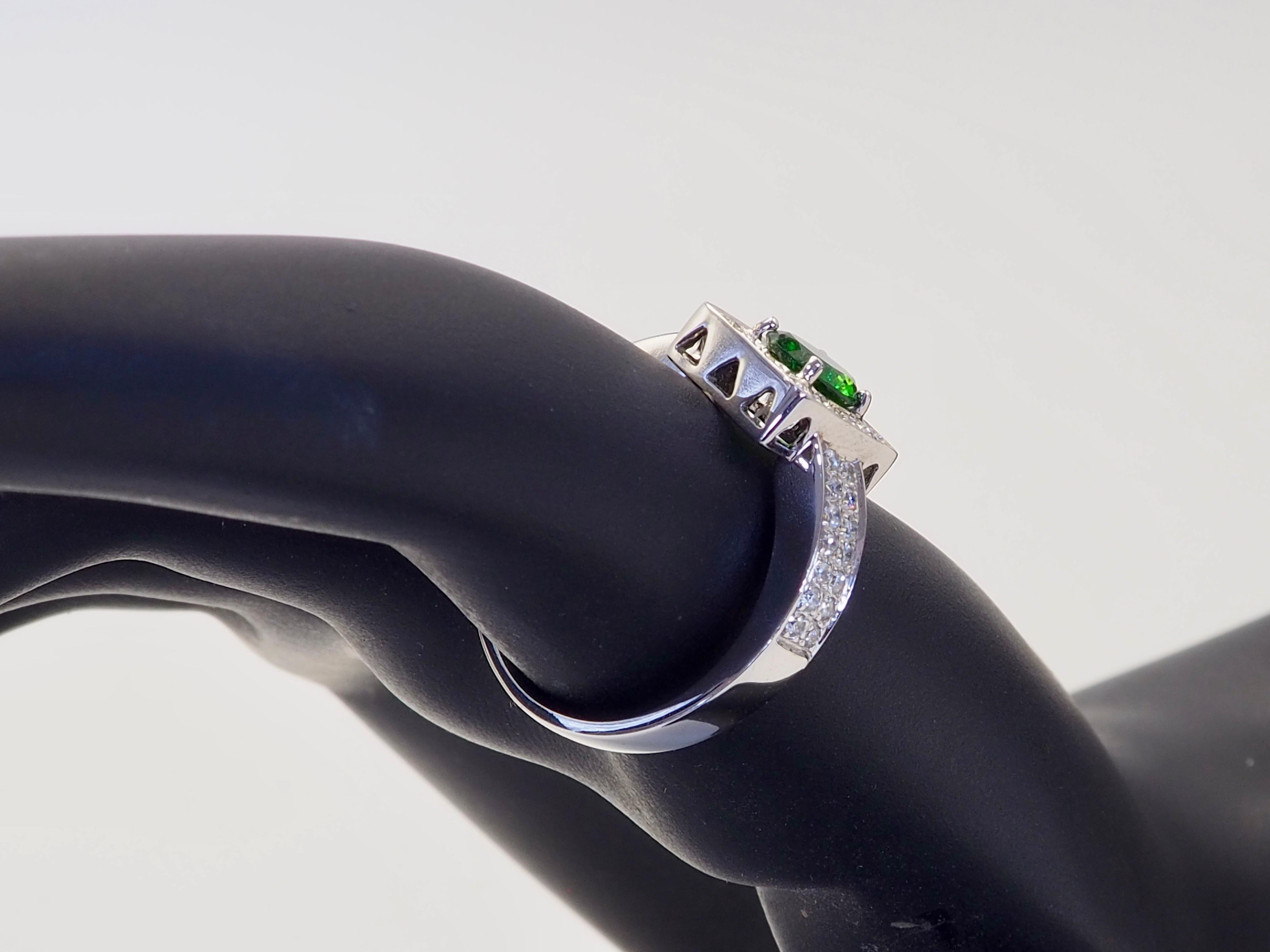Anello ICA in oro bianco 18 carati con tsavorite ovale verde vivo da 0,71 carati e diamante aureolato da 0,38 carati in vendita 6