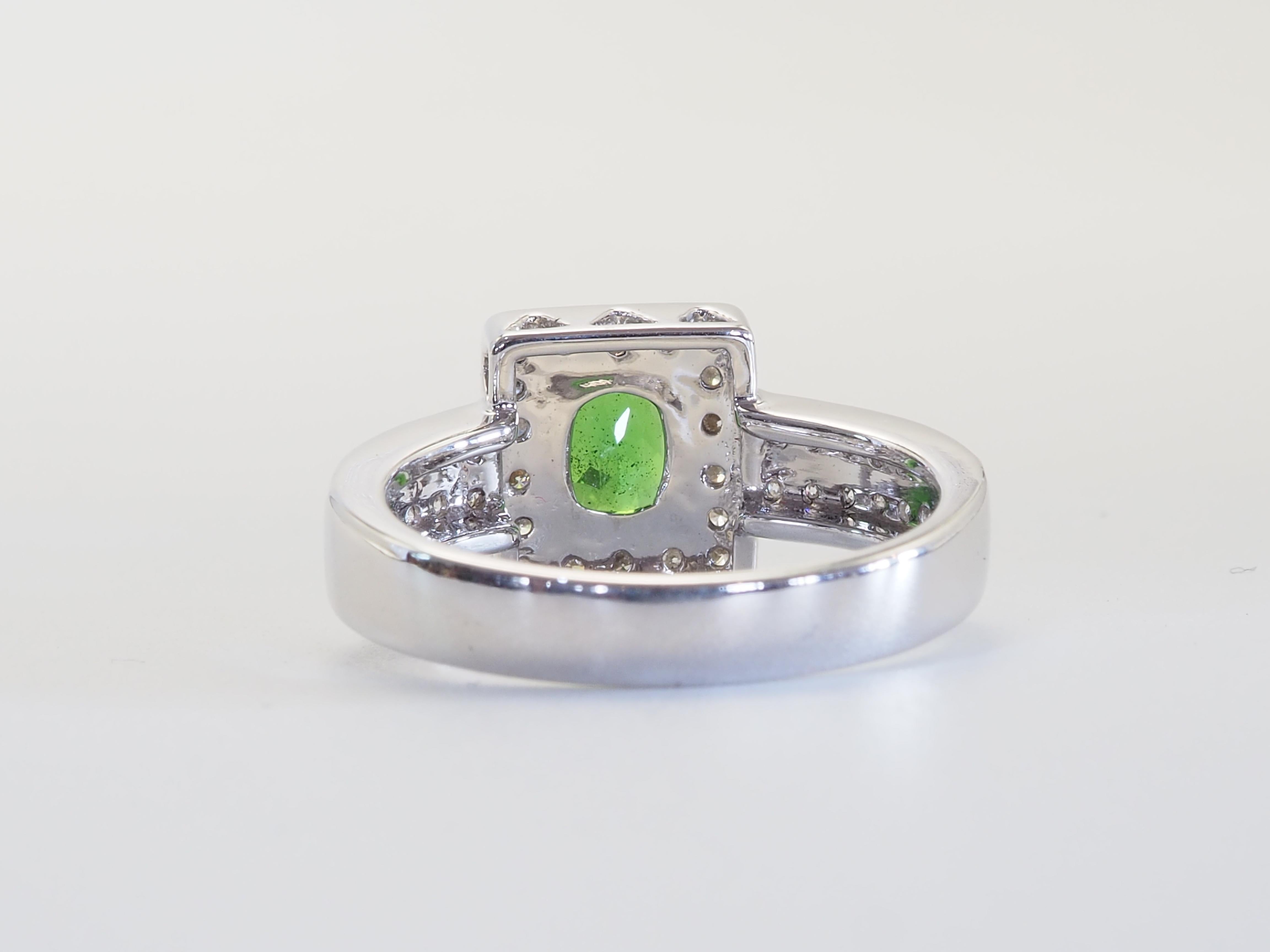 Taglio ovale Anello ICA in oro bianco 18 carati con tsavorite ovale verde vivo da 0,71 carati e diamante aureolato da 0,38 carati in vendita
