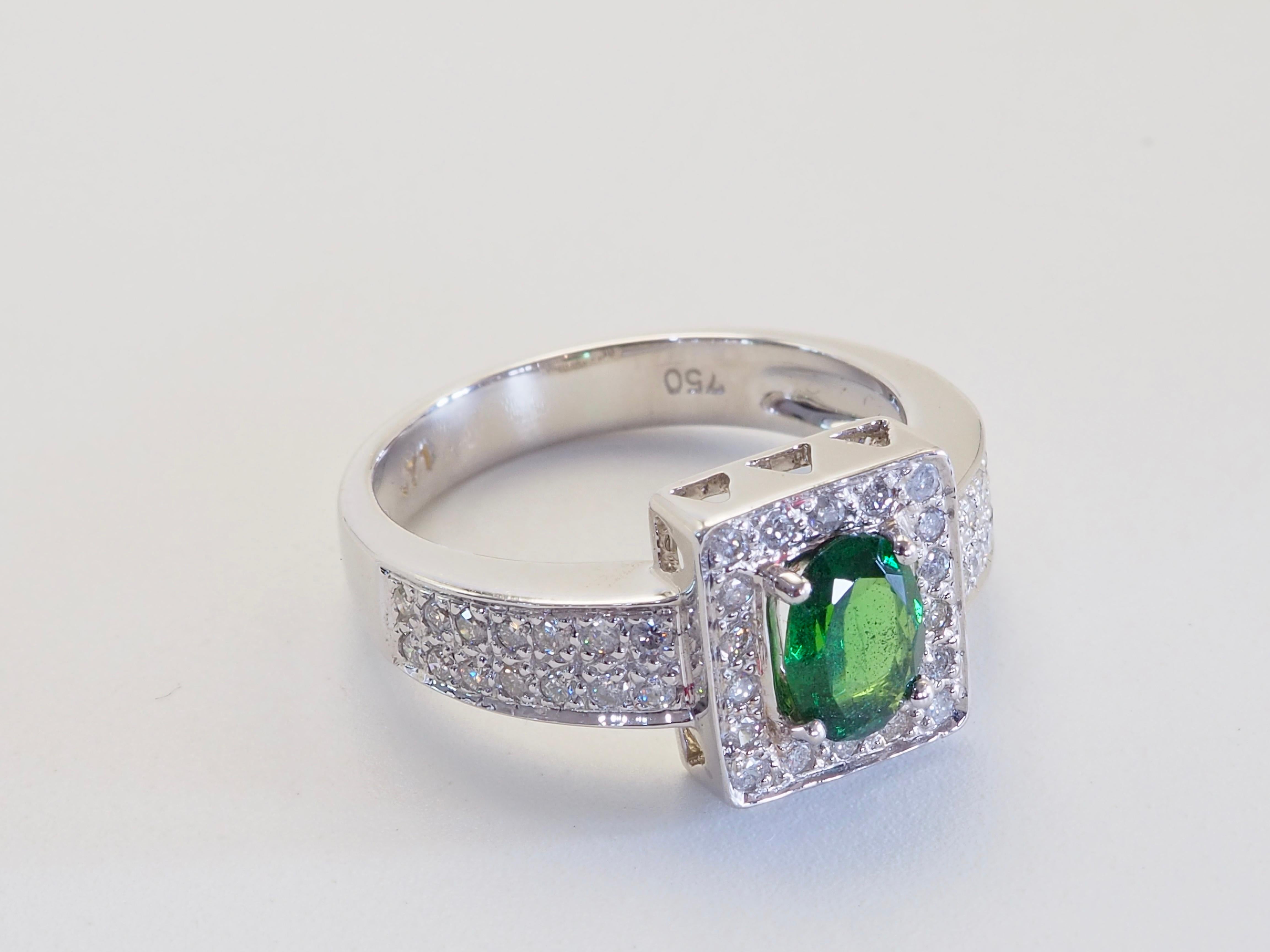 Donna Anello ICA in oro bianco 18 carati con tsavorite ovale verde vivo da 0,71 carati e diamante aureolato da 0,38 carati in vendita
