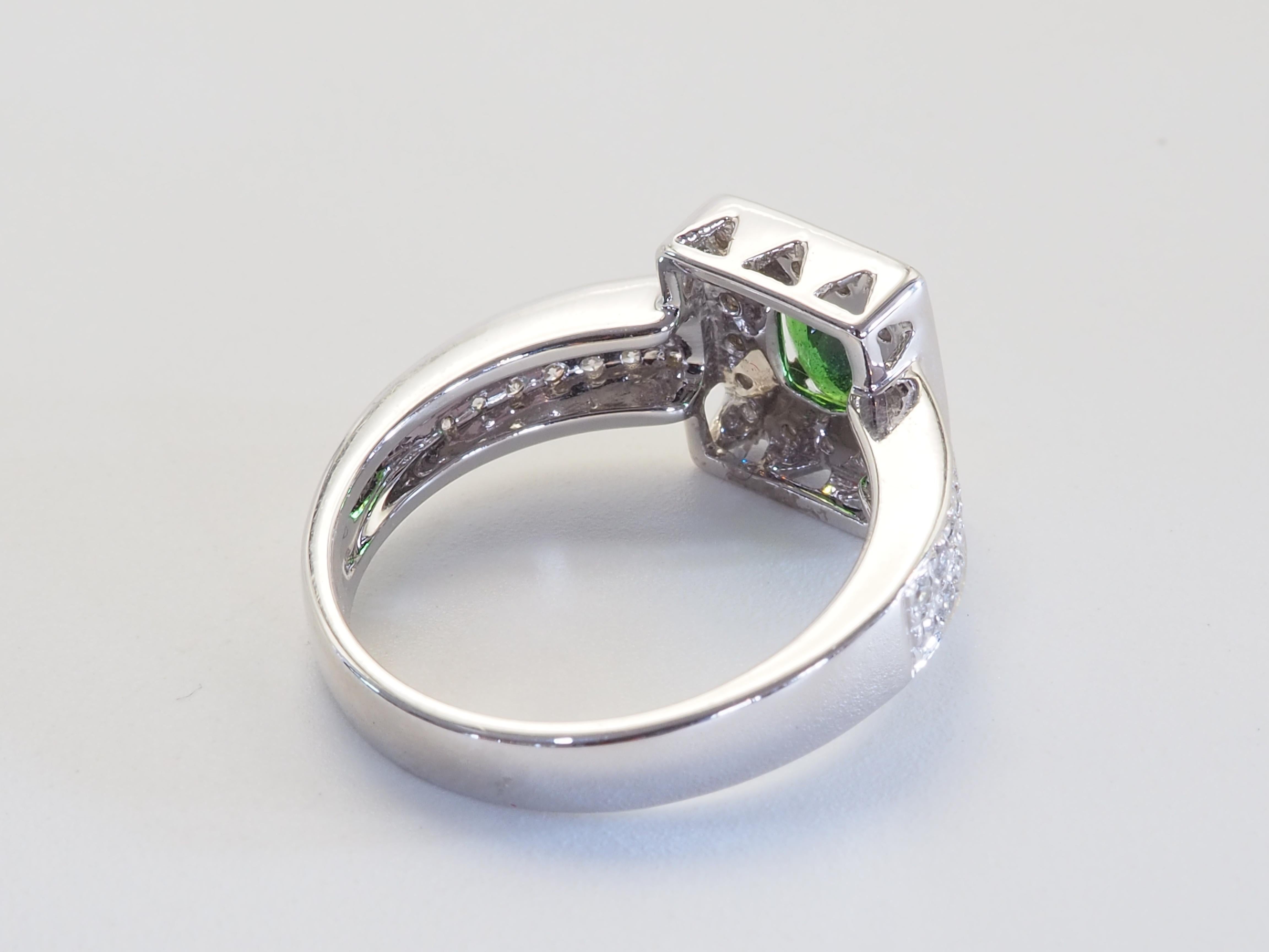 Anello ICA in oro bianco 18 carati con tsavorite ovale verde vivo da 0,71 carati e diamante aureolato da 0,38 carati in vendita 1