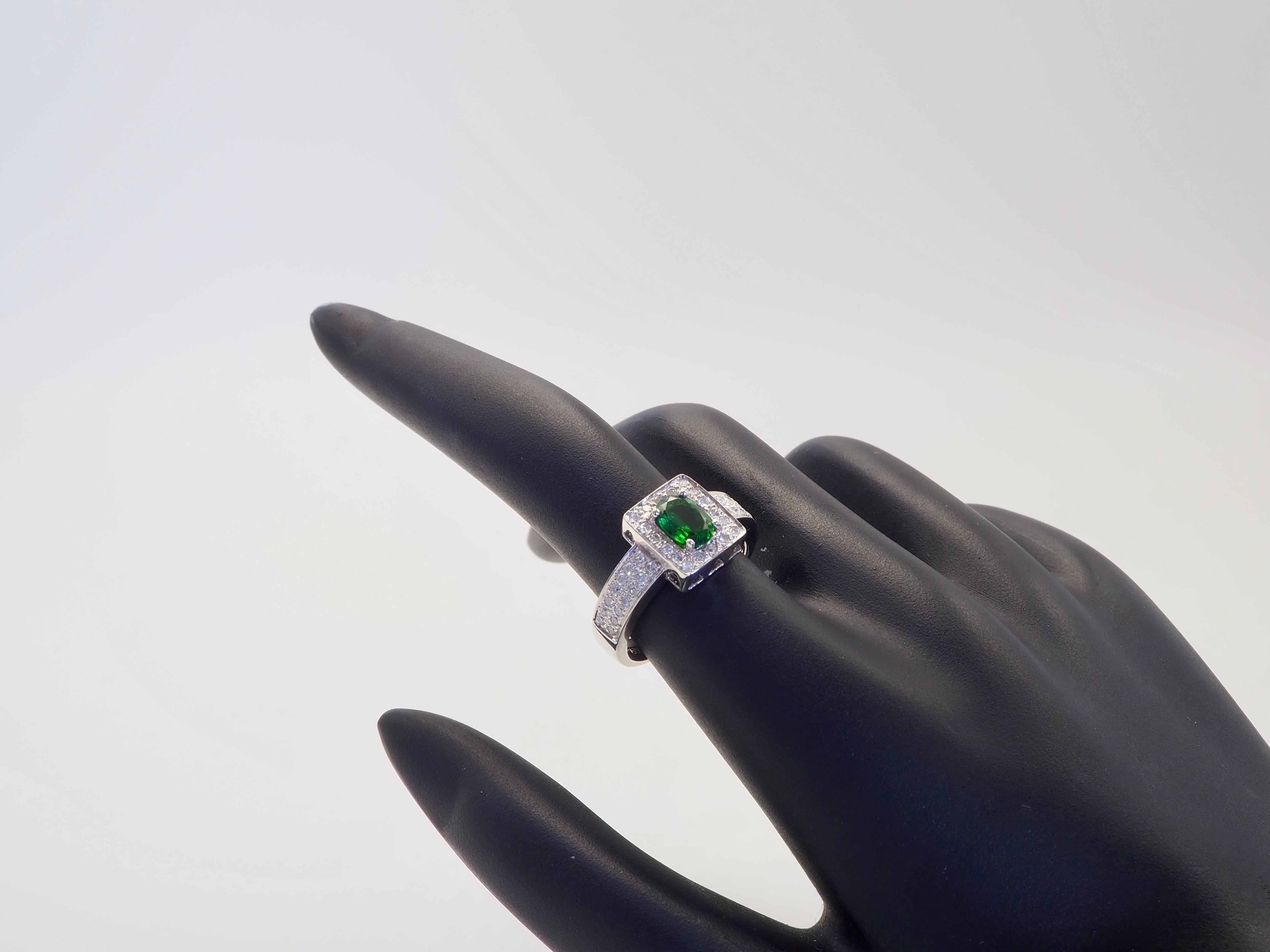 Anello ICA in oro bianco 18 carati con tsavorite ovale verde vivo da 0,71 carati e diamante aureolato da 0,38 carati in vendita 2