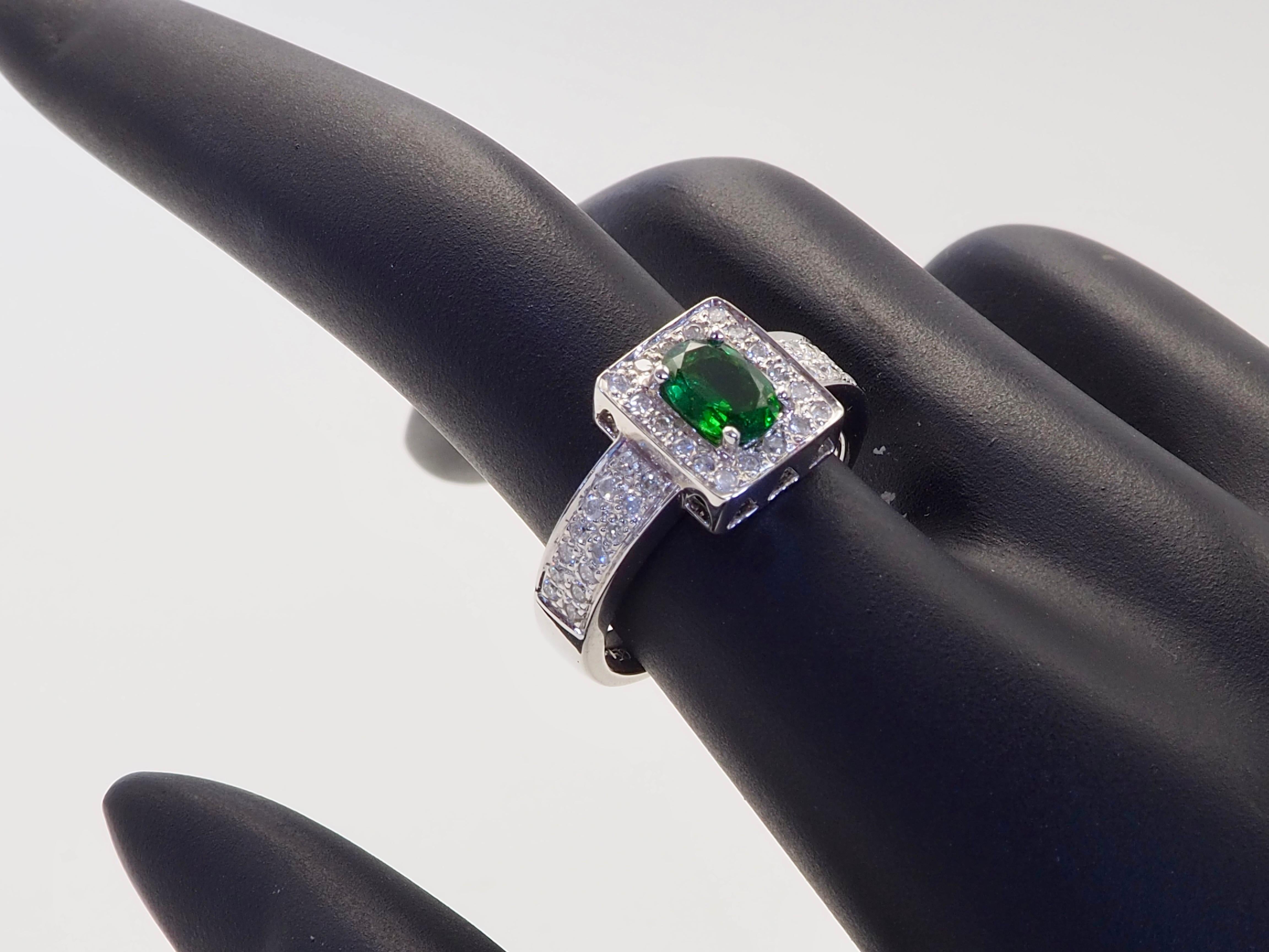 Anello ICA in oro bianco 18 carati con tsavorite ovale verde vivo da 0,71 carati e diamante aureolato da 0,38 carati in vendita 3