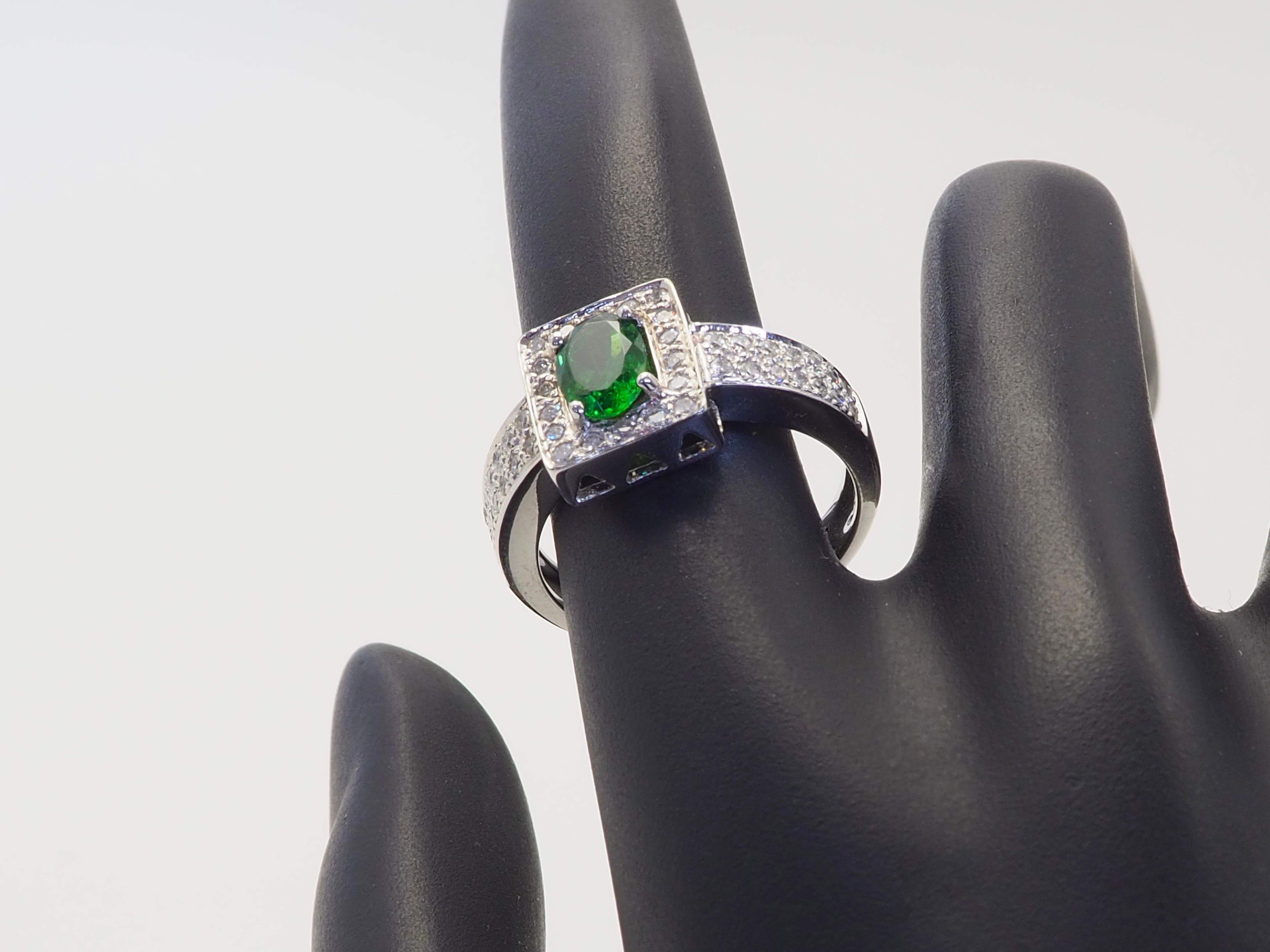 Anello ICA in oro bianco 18 carati con tsavorite ovale verde vivo da 0,71 carati e diamante aureolato da 0,38 carati in vendita 4