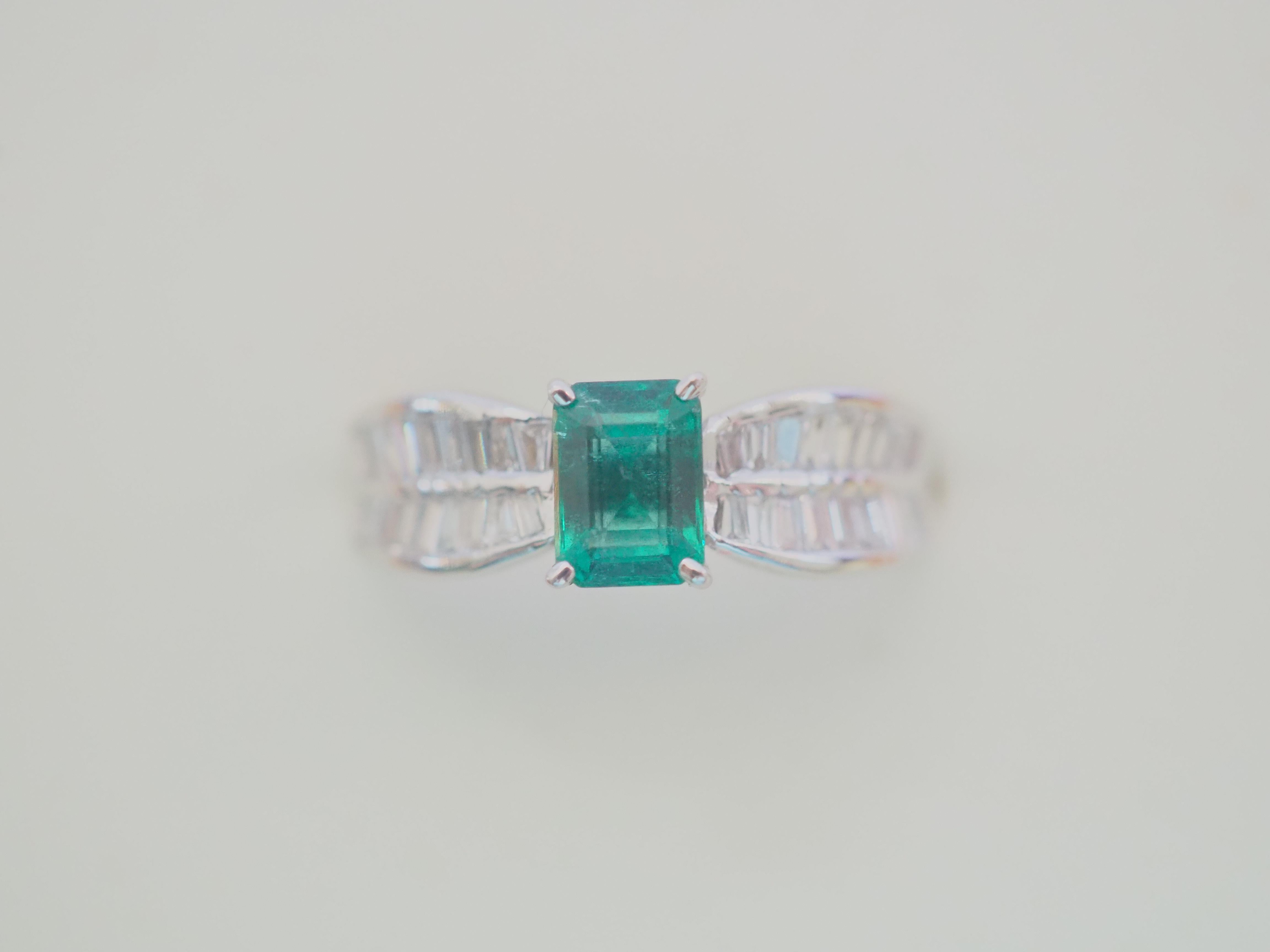 ICA 18k White Gold 0.73ct Insignificant Emerald & 0.53ct Diamond Engagement Ring For Sale 2
