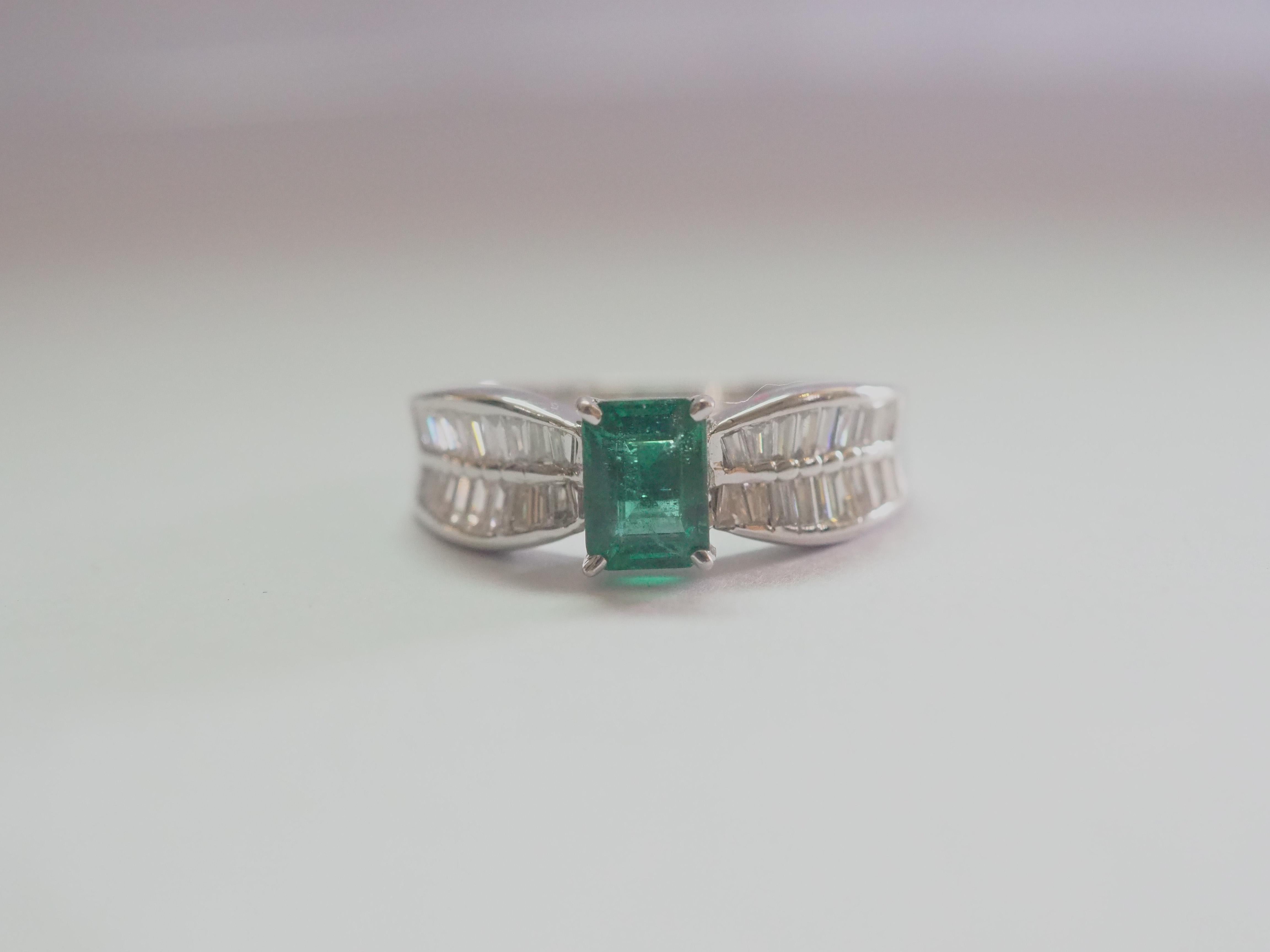 ICA 18k White Gold 0.73ct Insignificant Emerald & 0.53ct Diamond Engagement Ring For Sale 3