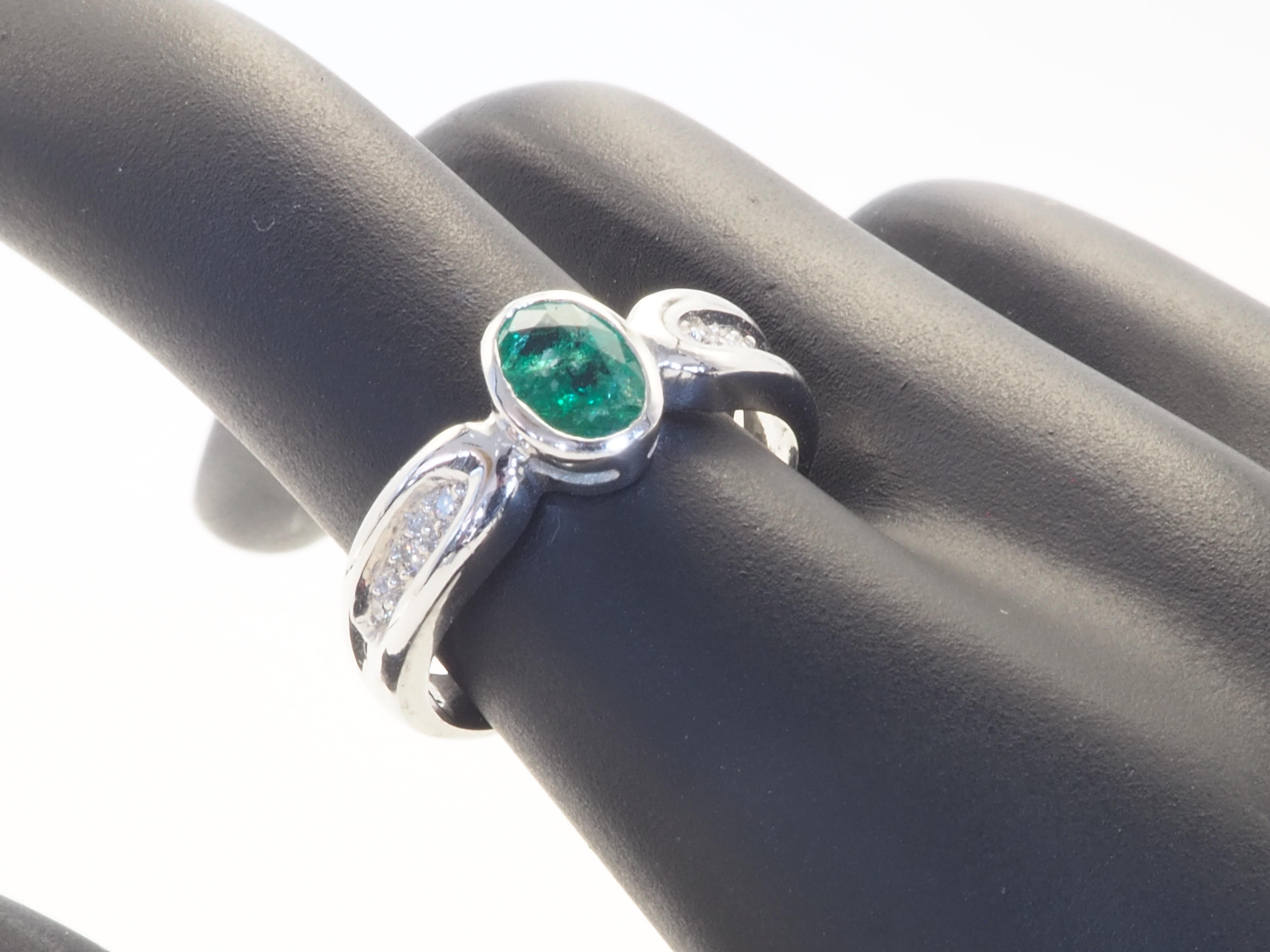ICA 18k White Gold 0.74ct (F2) Emerald & 0.09ct Diamond Engagement Ring In New Condition For Sale In เกาะสมุย, TH