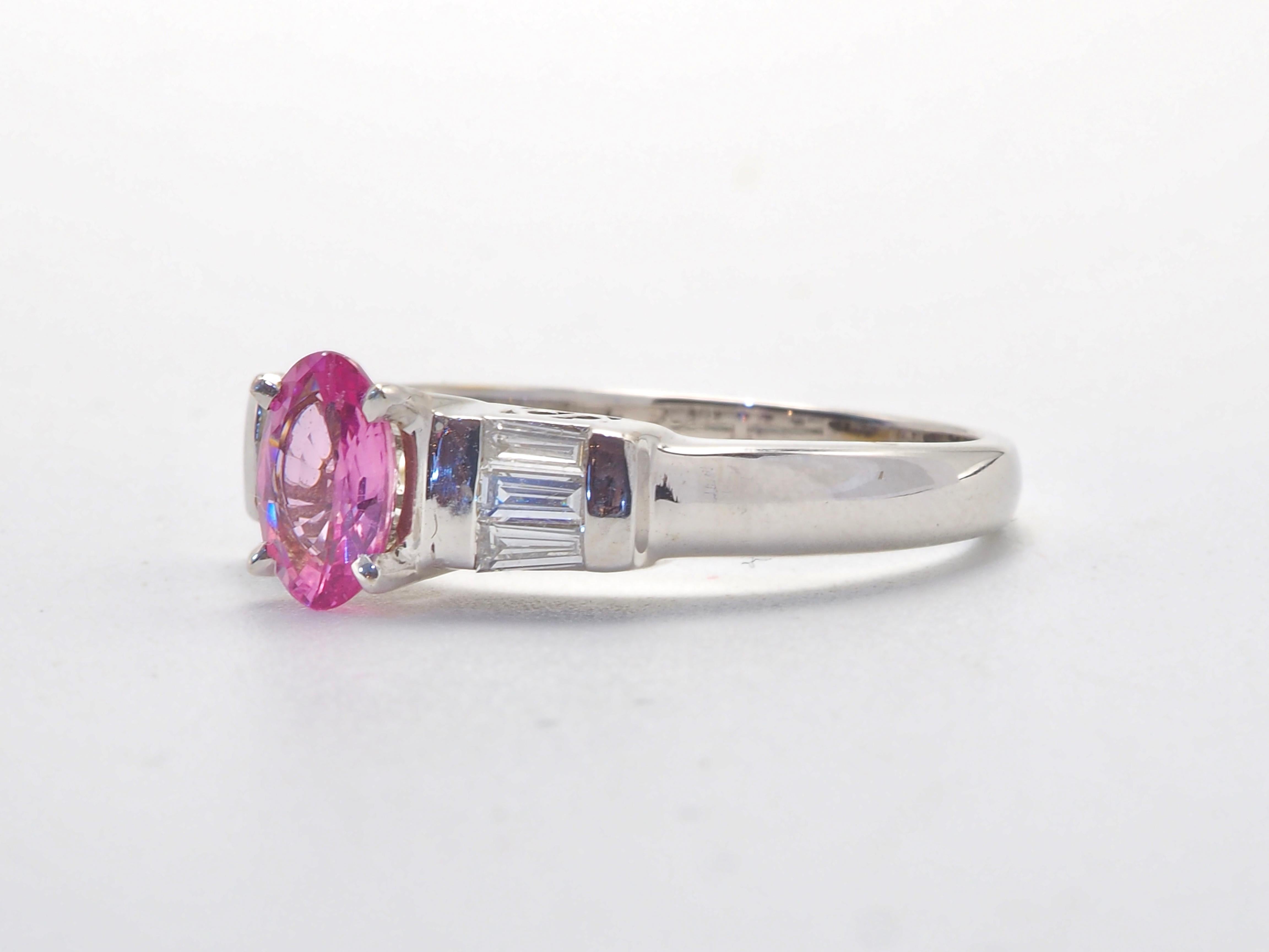 Ein höherer internationaler Standard-Schmuck mit erstaunlichem einzigartigem Design und rosa Saphir-Edelstein. Der pinkfarbene Saphir ist zwar zierlich, bietet aber hohe Brillanz und eine atemberaubende Farbe. Baguette-Diamanten sind hell und schön.