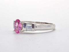 ICA Feiner Ring aus 18 Karat Weißgold mit 0,75 Karat rosa Saphir und 0,15 Karat Diamant