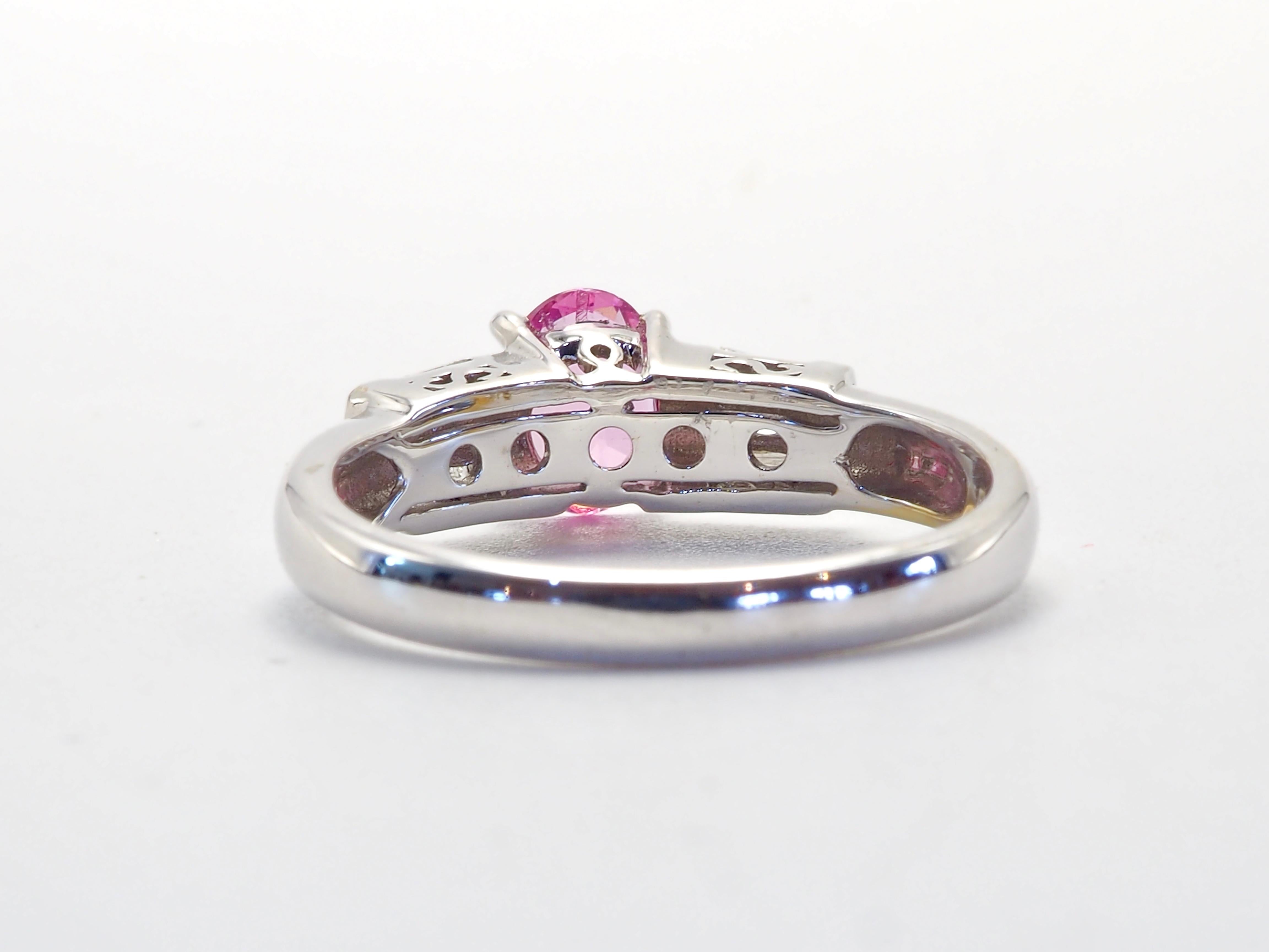 ICA Feiner Ring aus 18 Karat Weißgold mit 0,75 Karat rosa Saphir und 0,15 Karat Diamant (Ovalschliff) im Angebot