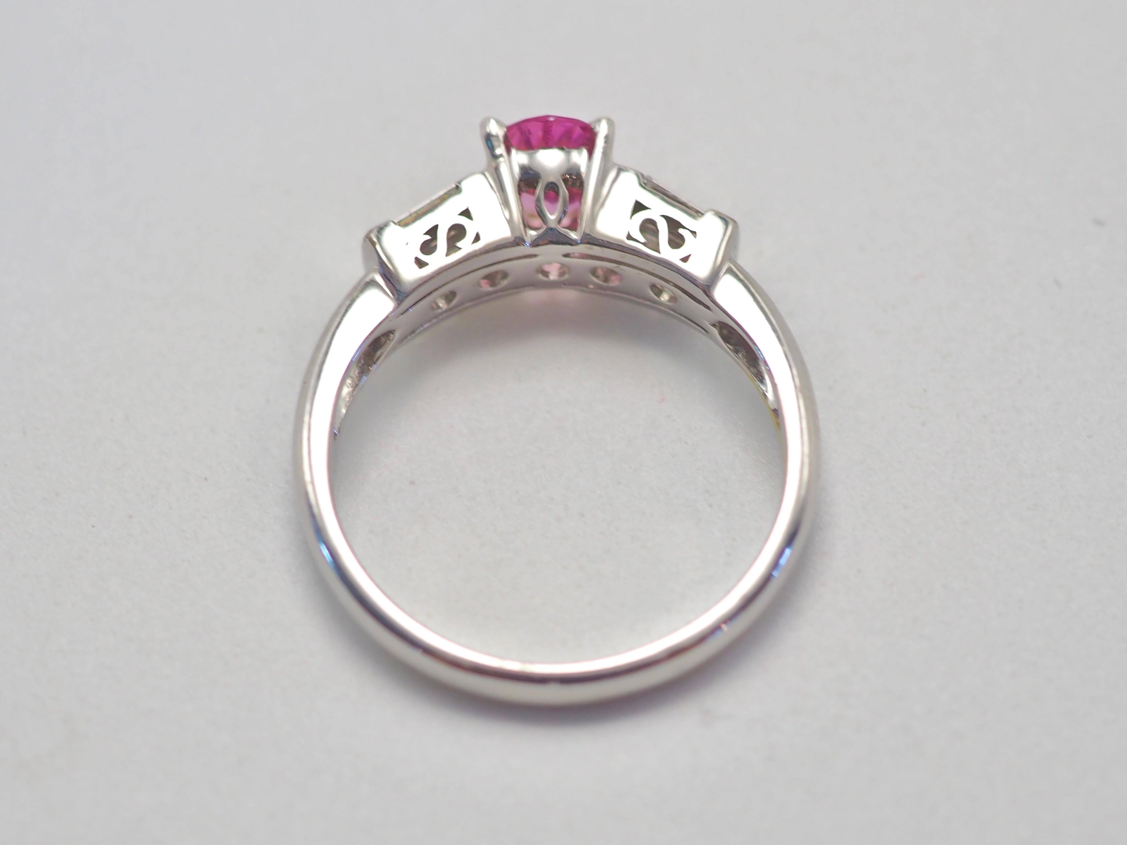 ICA Feiner Ring aus 18 Karat Weißgold mit 0,75 Karat rosa Saphir und 0,15 Karat Diamant im Zustand „Neu“ im Angebot in เกาะสมุย, TH