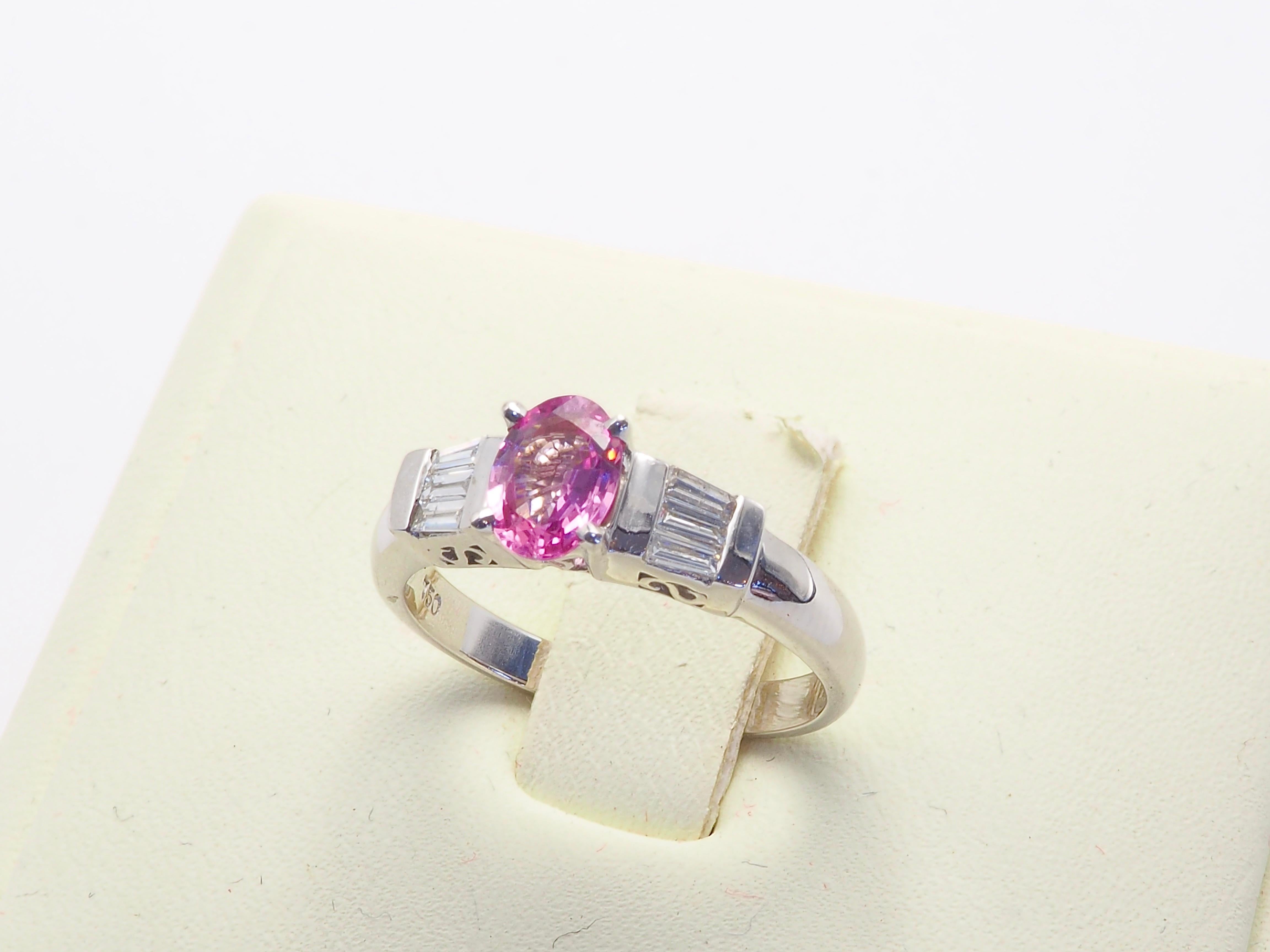 ICA Feiner Ring aus 18 Karat Weißgold mit 0,75 Karat rosa Saphir und 0,15 Karat Diamant Damen im Angebot