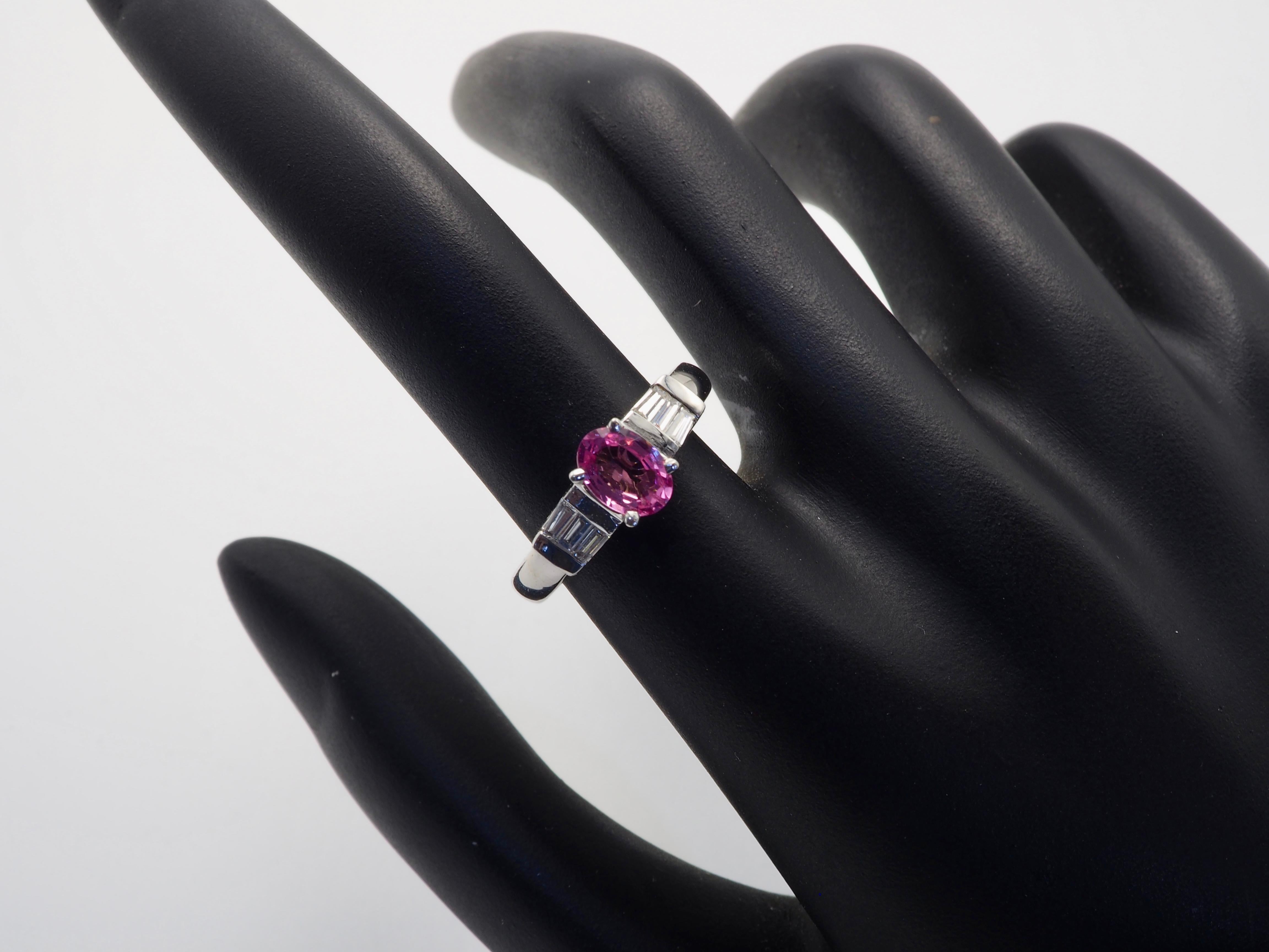ICA Feiner Ring aus 18 Karat Weißgold mit 0,75 Karat rosa Saphir und 0,15 Karat Diamant im Angebot 1