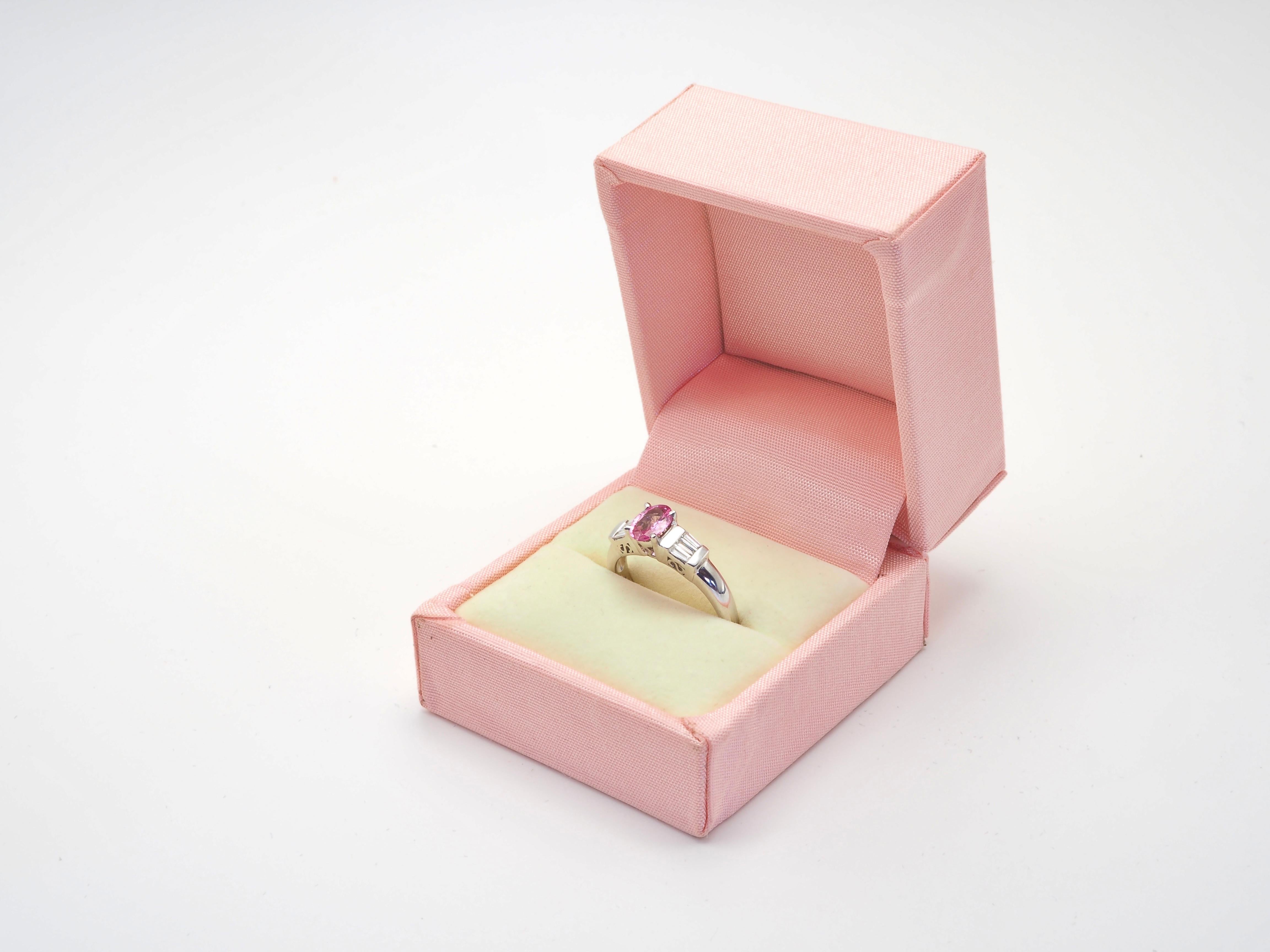 ICA Feiner Ring aus 18 Karat Weißgold mit 0,75 Karat rosa Saphir und 0,15 Karat Diamant im Angebot 4
