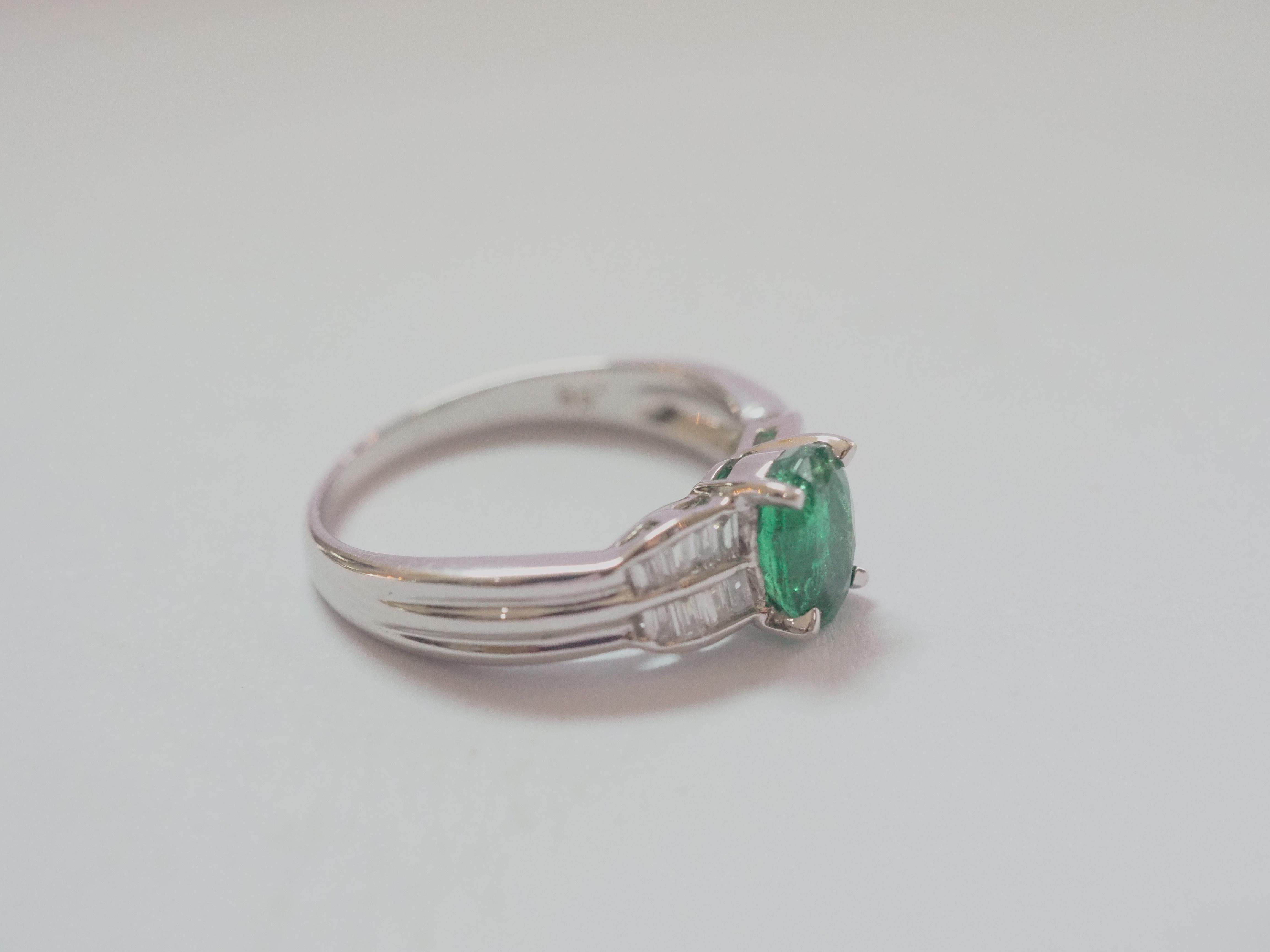 ICA 18k White Gold 0.89ct (F1) Emerald & 0.26ct Diamond Engagement Ring In Excellent Condition For Sale In เกาะสมุย, TH