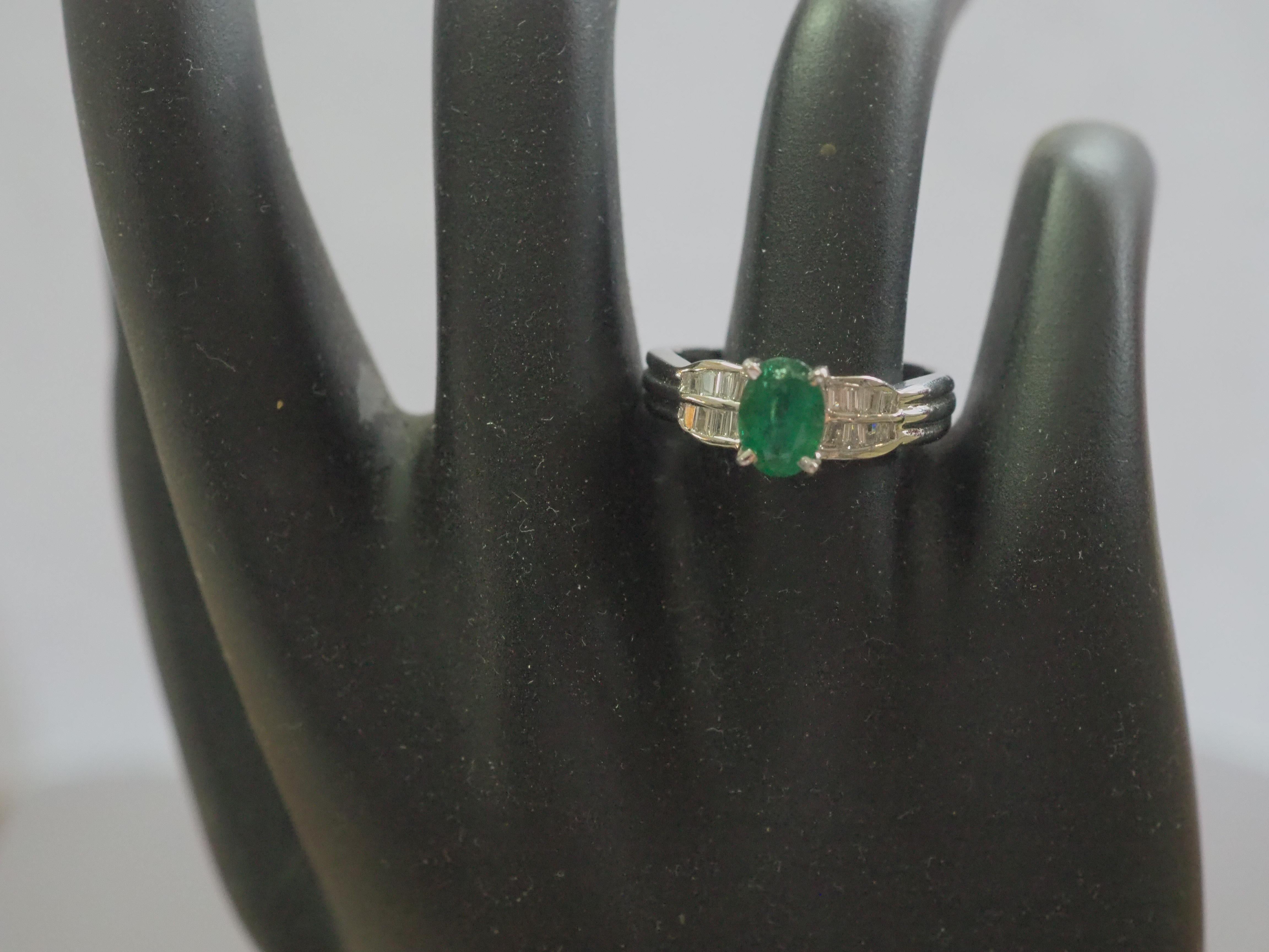 ICA 18k White Gold 0.89ct (F1) Emerald & 0.26ct Diamond Engagement Ring For Sale 2
