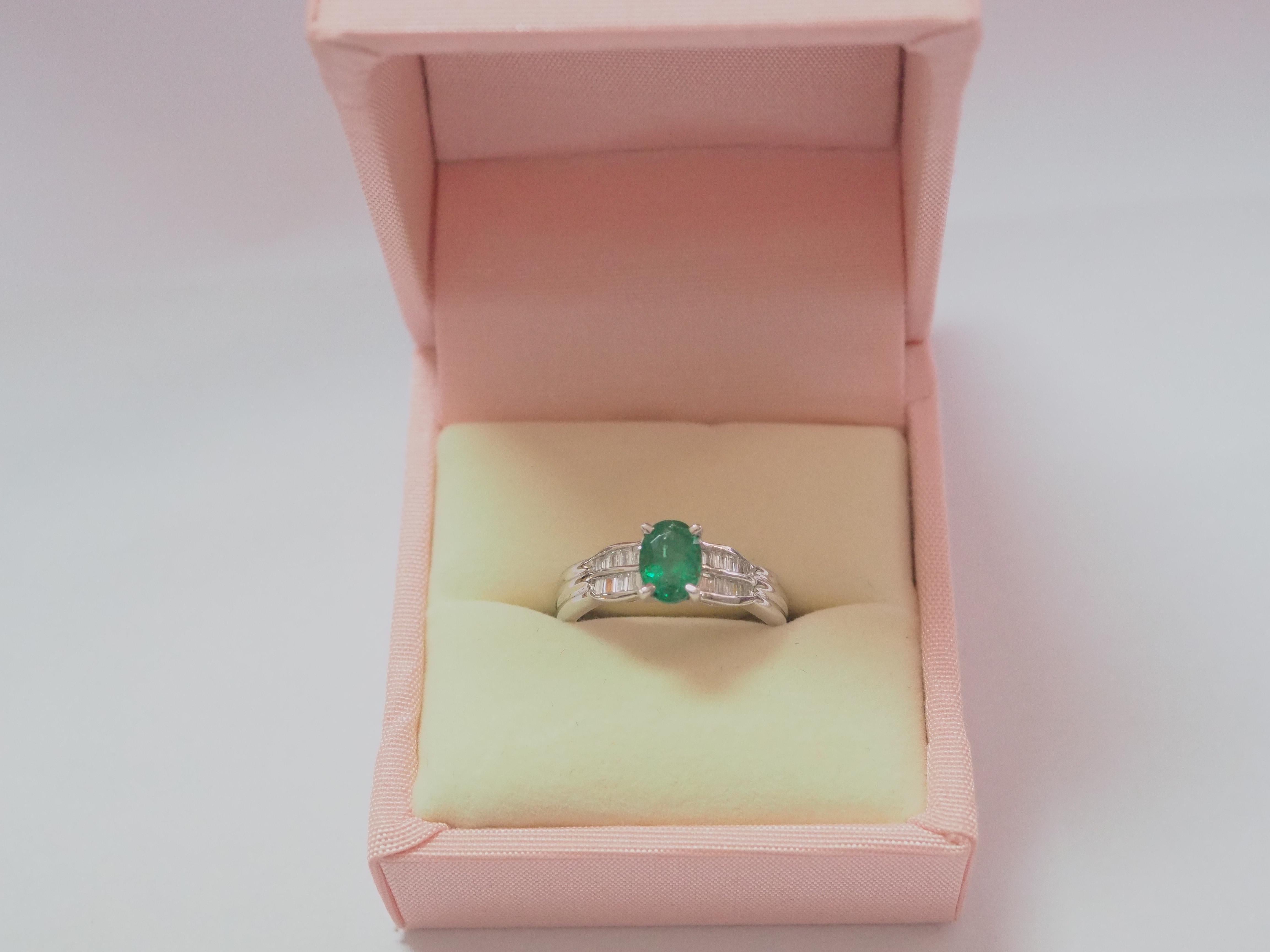 ICA 18k White Gold 0.89ct (F1) Emerald & 0.26ct Diamond Engagement Ring For Sale 3