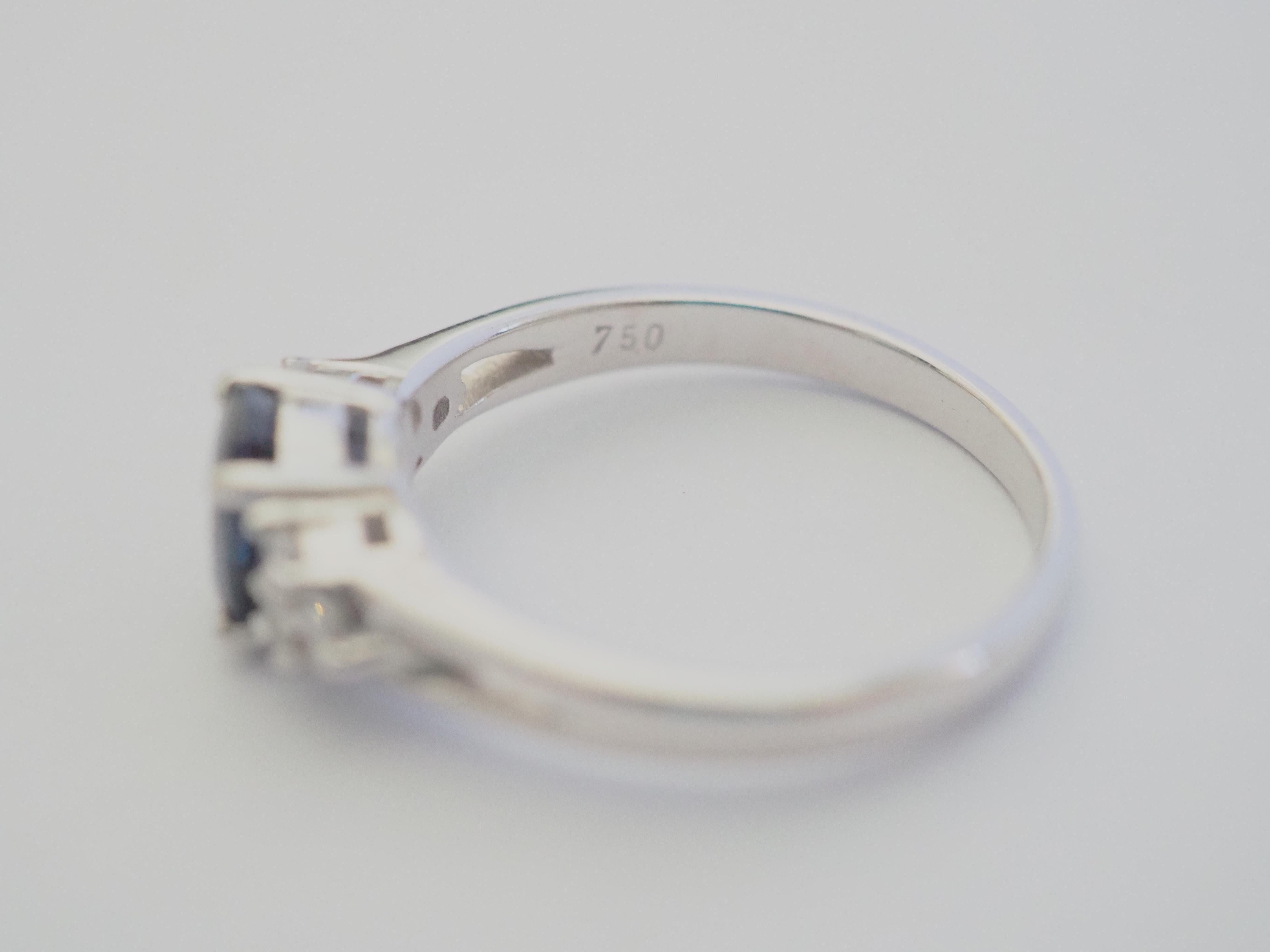 Anillo ICA de oro blanco de 18 quilates con zafiro azul de 1,10 ct y diamante de 0,20 ct en venta 1