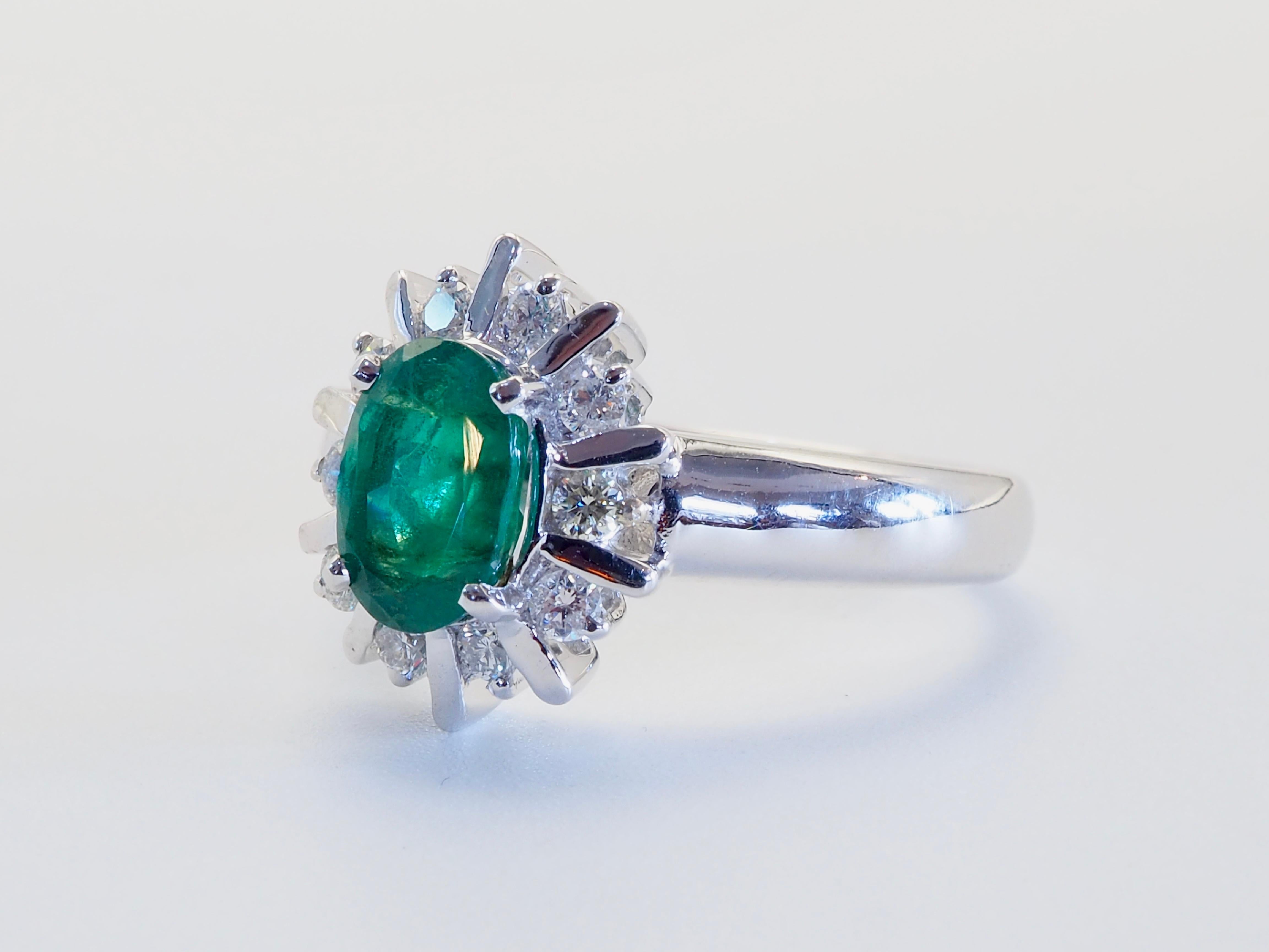 Anello a fascia spessa in oro bianco dal design unico a raggiera con al centro uno smeraldo ovale certificato in laboratorio di rara purezza minore e circondato da diversi diamanti luminosi di qualità discreta. 

Dettagli del prodotto:

Metallo: oro
