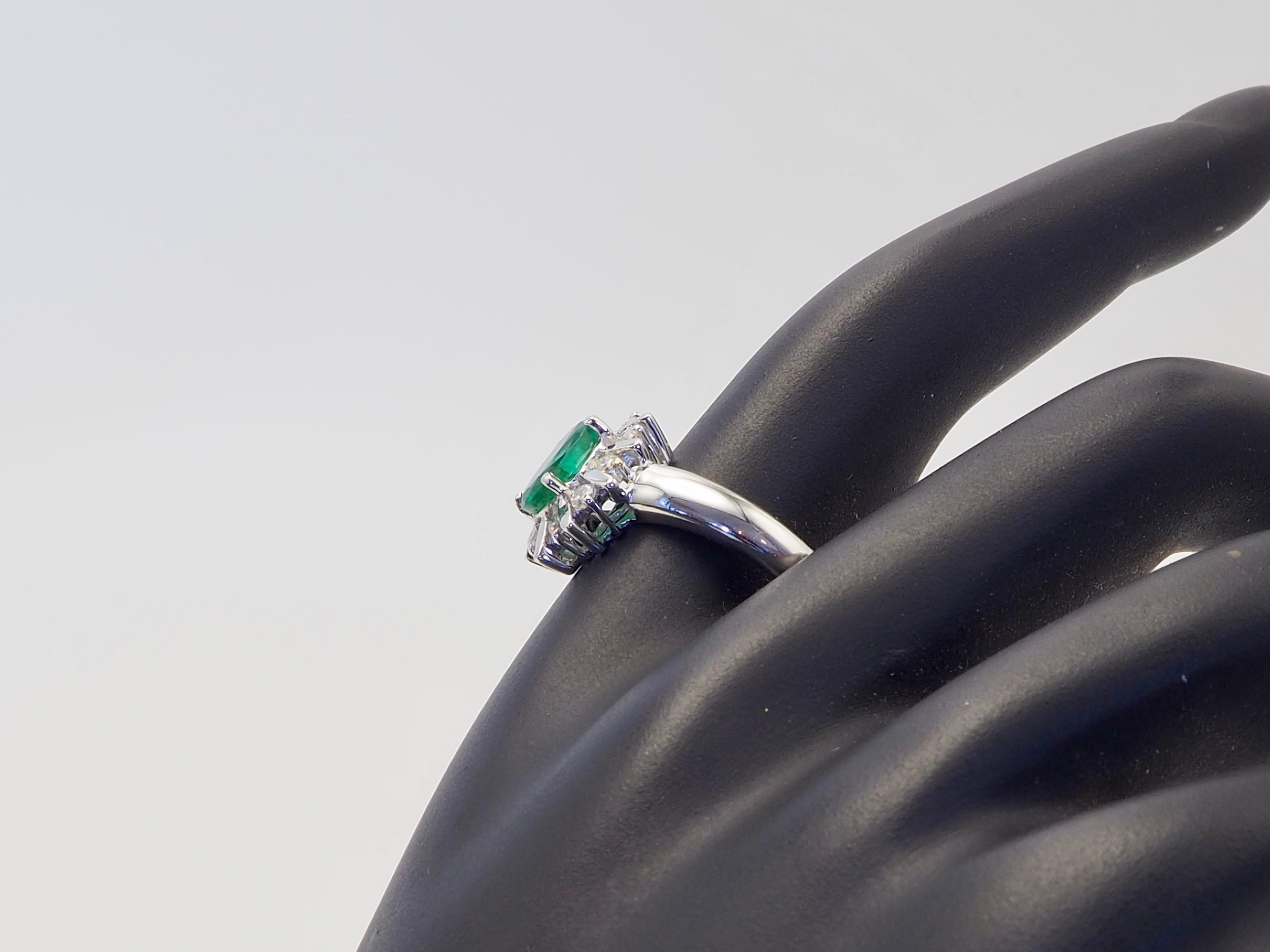Anello ICA in oro bianco 18 carati con smeraldo ovale F1 da 1,27 carati e diamante Brilliante da 0,35 carati in vendita 2