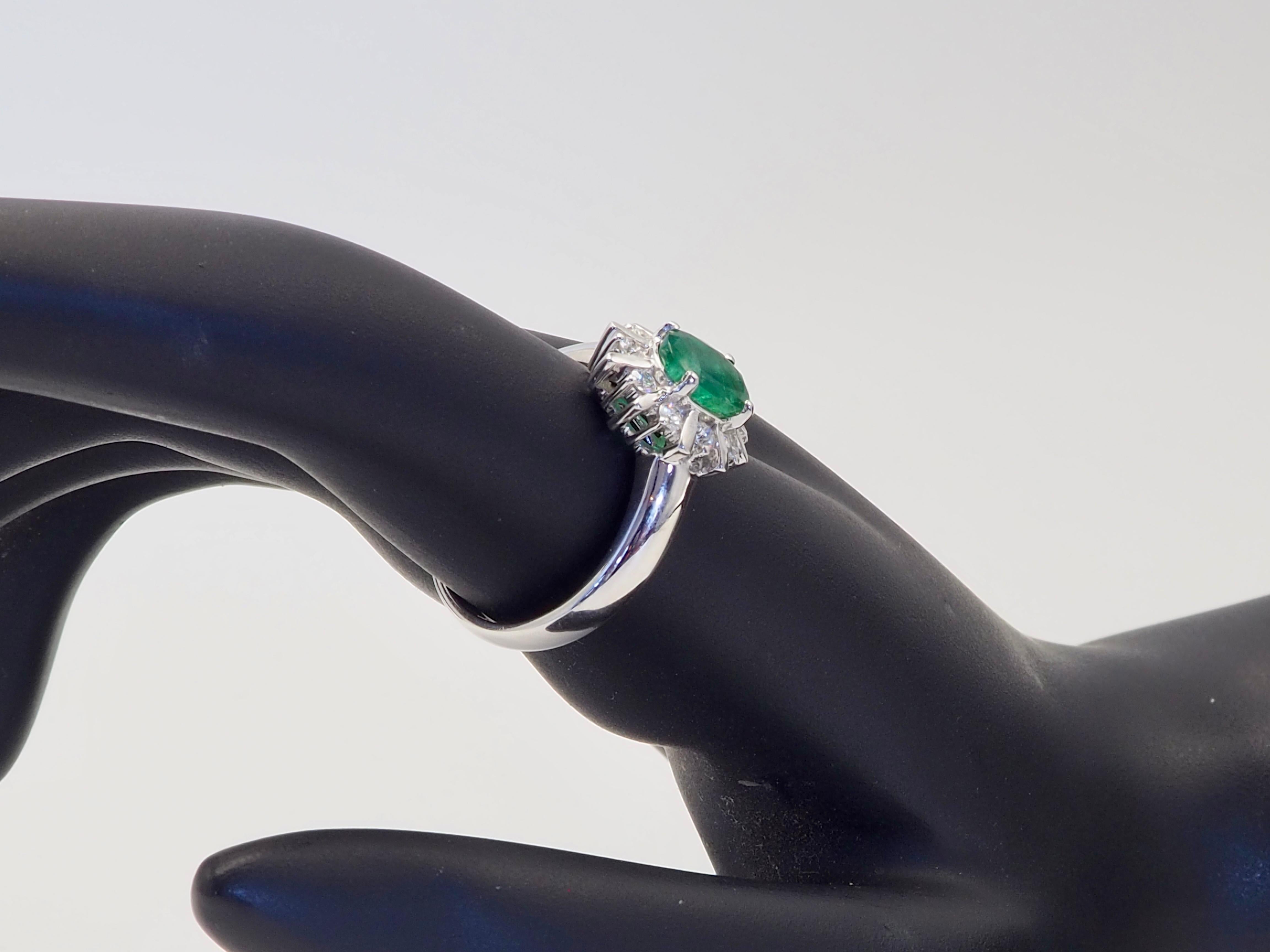 Anello ICA in oro bianco 18 carati con smeraldo ovale F1 da 1,27 carati e diamante Brilliante da 0,35 carati in vendita 3