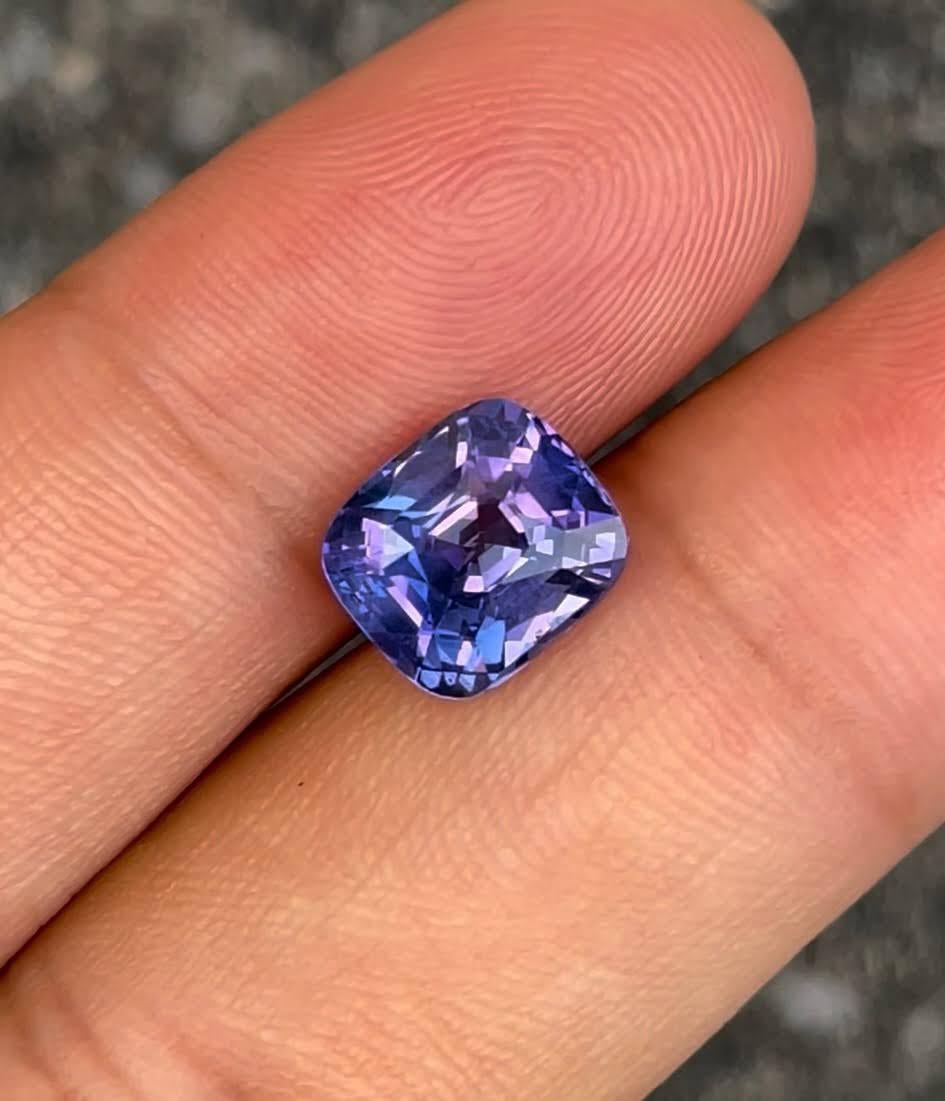 ICA Certified 4.03 Carat Color Change Loose Sapphire Cushion Cut Sri Lankan Gem Moderno en venta