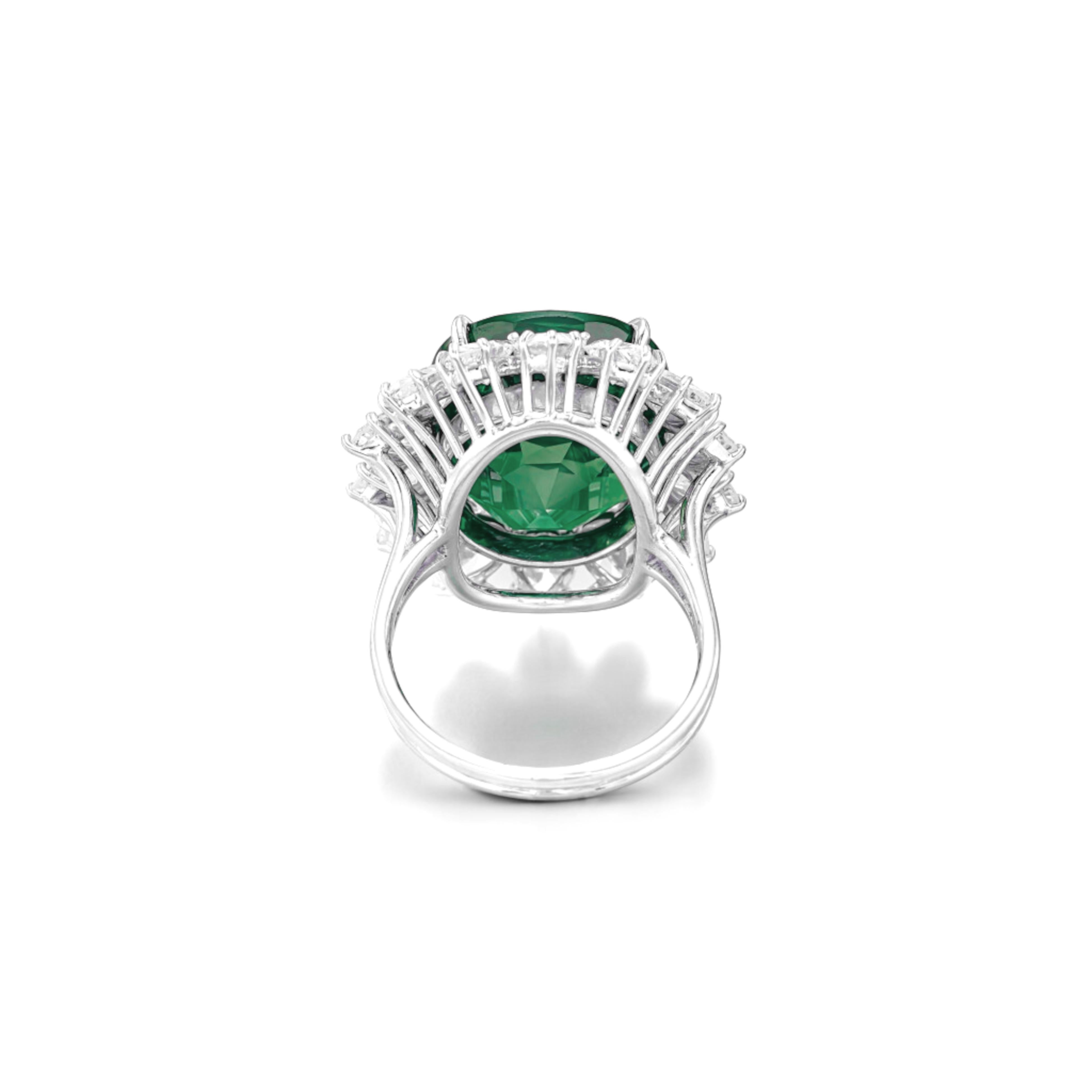 Con uno smeraldo verde a forma di cuscino del peso di 5,43 carati, decorato con diamanti taglio pera, montato in platino misura 6 ½. 

lo smeraldo è un petrolio minore



Accompagnato da due relazioni gemmologiche.
