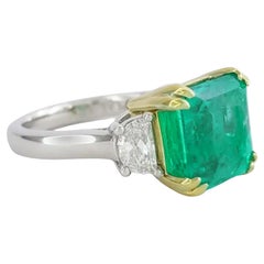 Anello d'oro certificato ICA da 5,49 carati, con smeraldo dello Zambia, insignificante e potenziato.