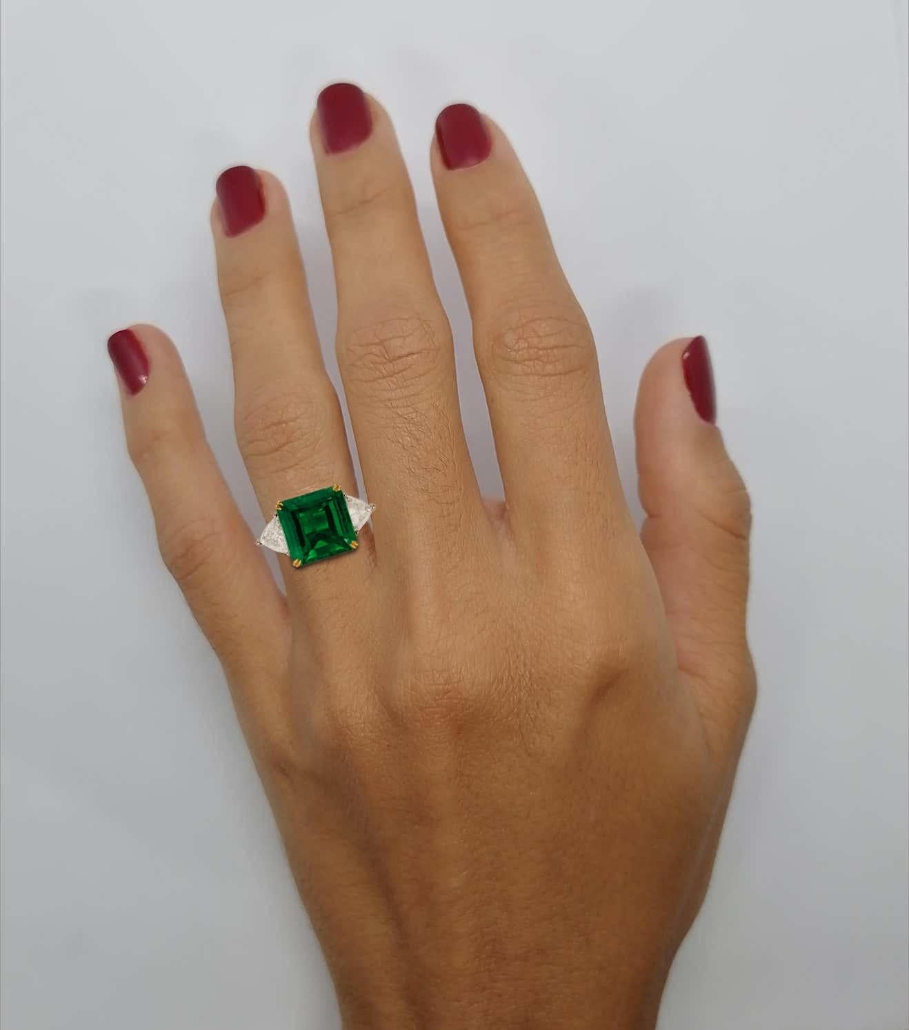Contemporary ICA Certified 5.49 Carat Minor Oil Green Emerald Diamond 18k Yellow Gold Ring For Sale