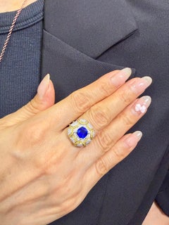 Bague "Hatta" en saphir bleu vif de Ceylan certifié par l'ICA. Diamants jaunes