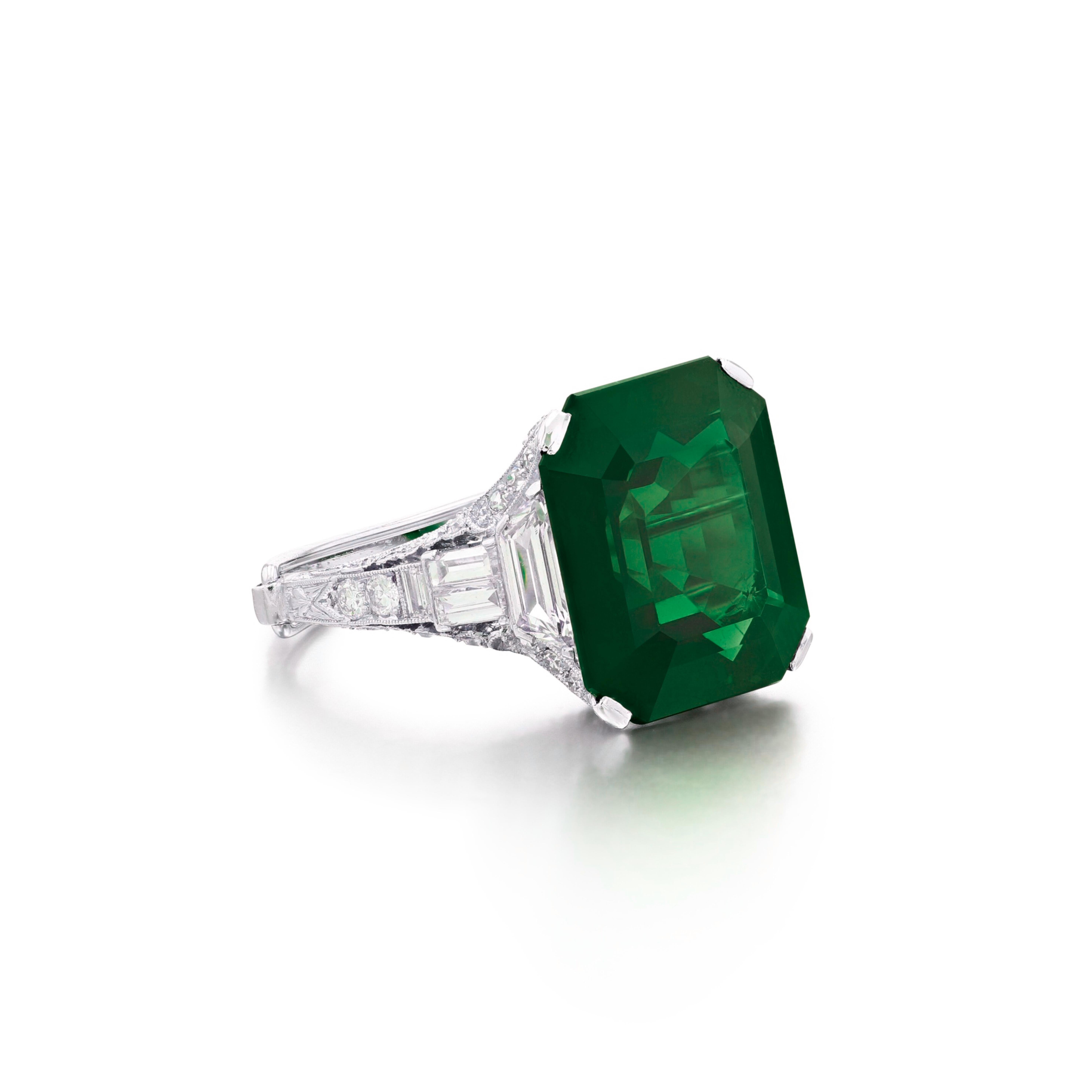 a magnificent 5.49-carat rectangular step-cut emerald, certified by ICA LAB and completely free of oil. This rare gemstone is perfectly complemented by trapezoid and baguette diamonds, while the millegrain-set mount sparkles with delicate single-cut