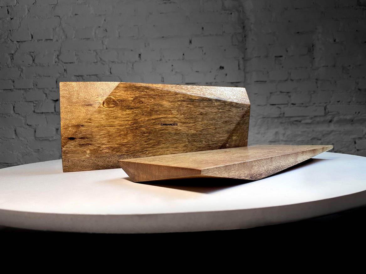 The Icapuí tray is crafted from a single block of sculpted solid wood.

With a design that is light, elegant, and minimalist, the piece appears to delicately touch upon a singular point on the surface where it rests.

Highly versatile, the Icapuí