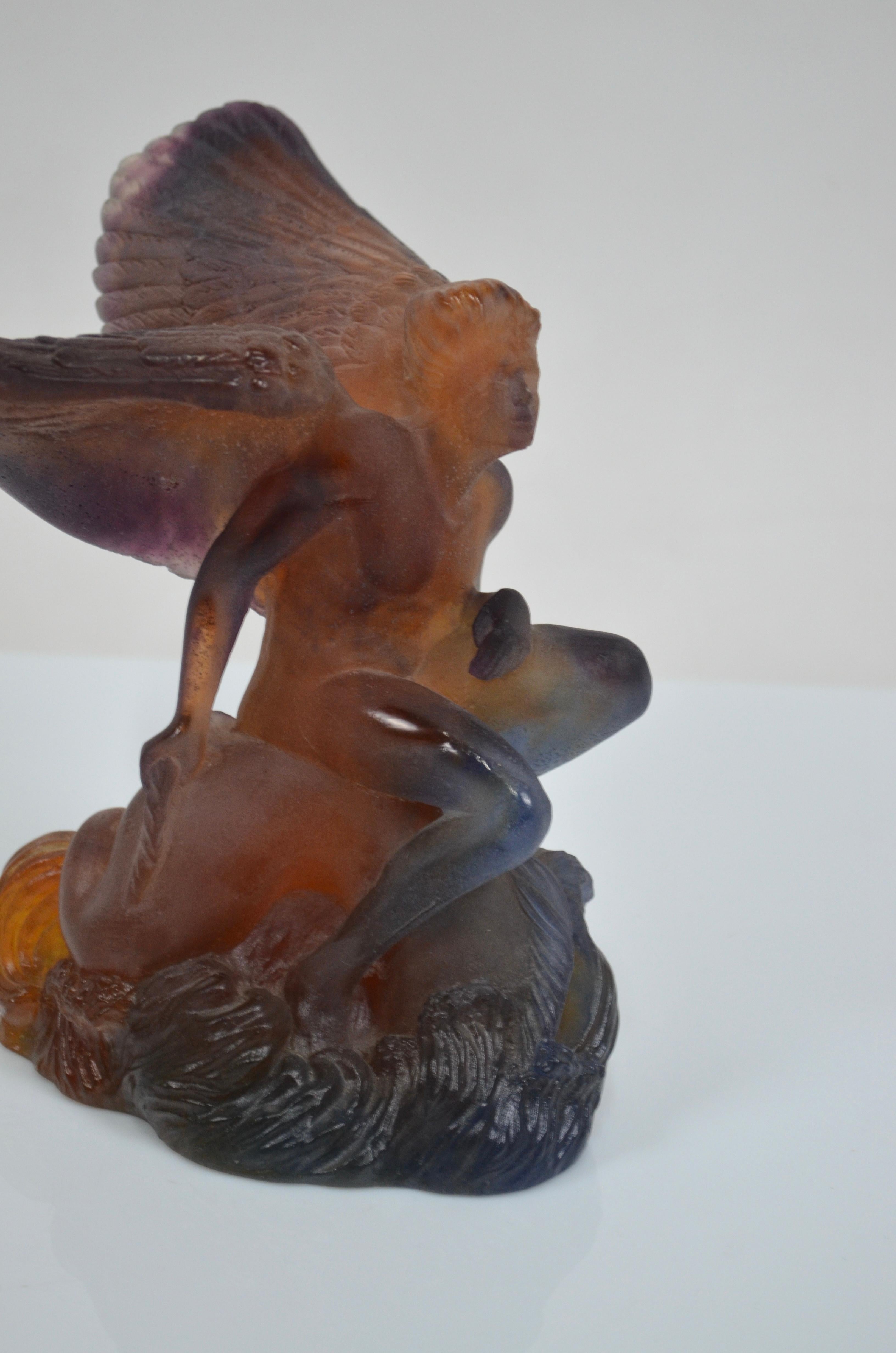 Magnifique coupe de Daum France, composée d'une sculpture en pâte de cristal représentant Icare qui soutient de ses ailes une superbe et grande coupe en cristal.
Couleur ambre, avec des reflets allant vers le violet ou le grenat.
L'œuvre est signée