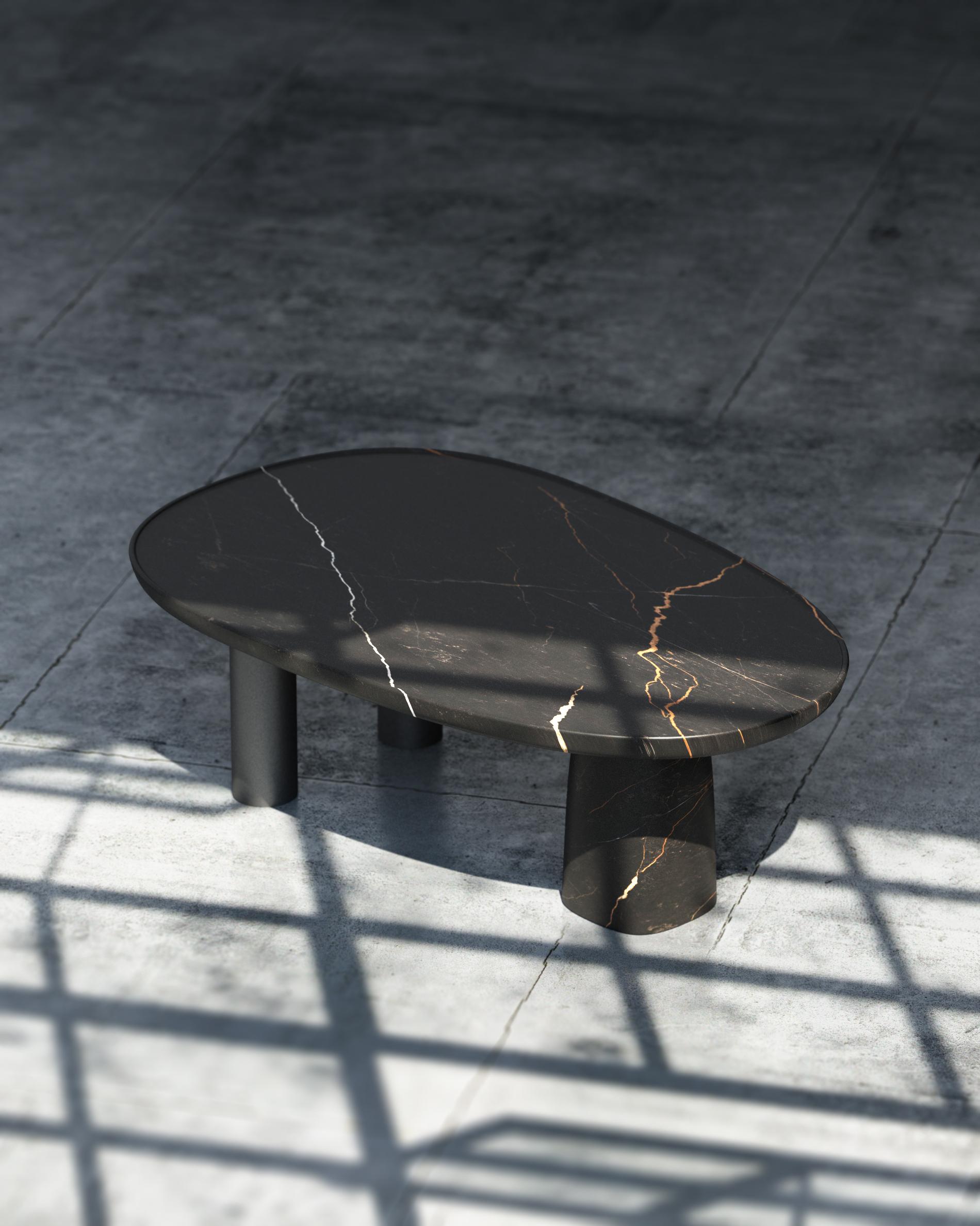 Trasforma il tuo spazio abitativo in un capolavoro scultoreo con lo straordinario Tavolino in Marmo Icaro, dove l'artigianato monumentale del marmo incontra l'innovazione del design contemporaneo in un'armonia mozzafiato.

Questo magnifico pezzo di