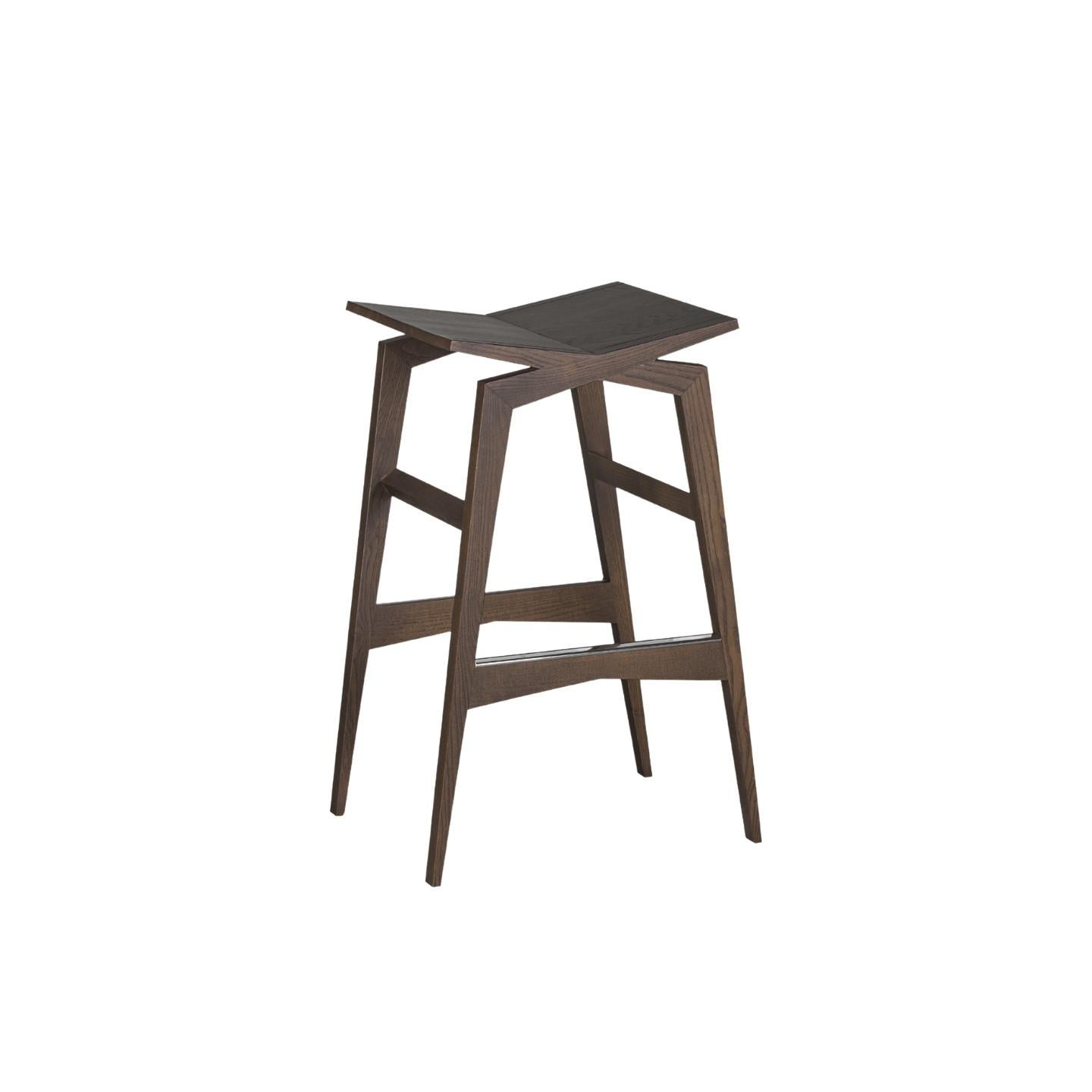 Taburete de bar de madera de fresno.
disponible en diferentes acabados
Diseño de Itamar Harari
Fabricado en Italia por Morelato

 