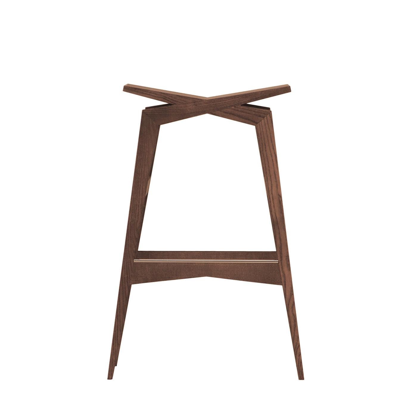A celebration of pure geometric lines shaped out of top-quality ash marks the exclusive design of this stool. Its four tapered legs are linked to one another by means of sturdy stretchers, two of which serve as footrests. Maximum comfort is ensured