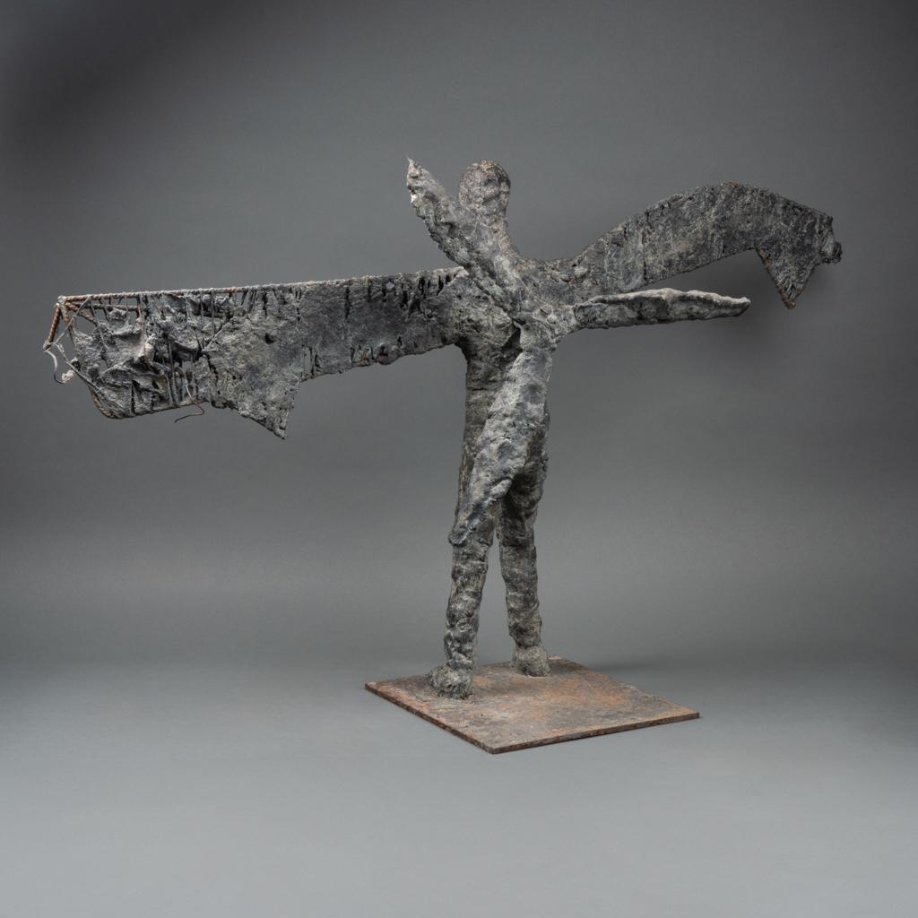 Icarus: Gips- und Eisenskulptur im Geschmack von Germaine RIchier – ca. 1980 im Zustand „Relativ gut“ im Angebot in SAINT-OUEN-SUR-SEINE, FR