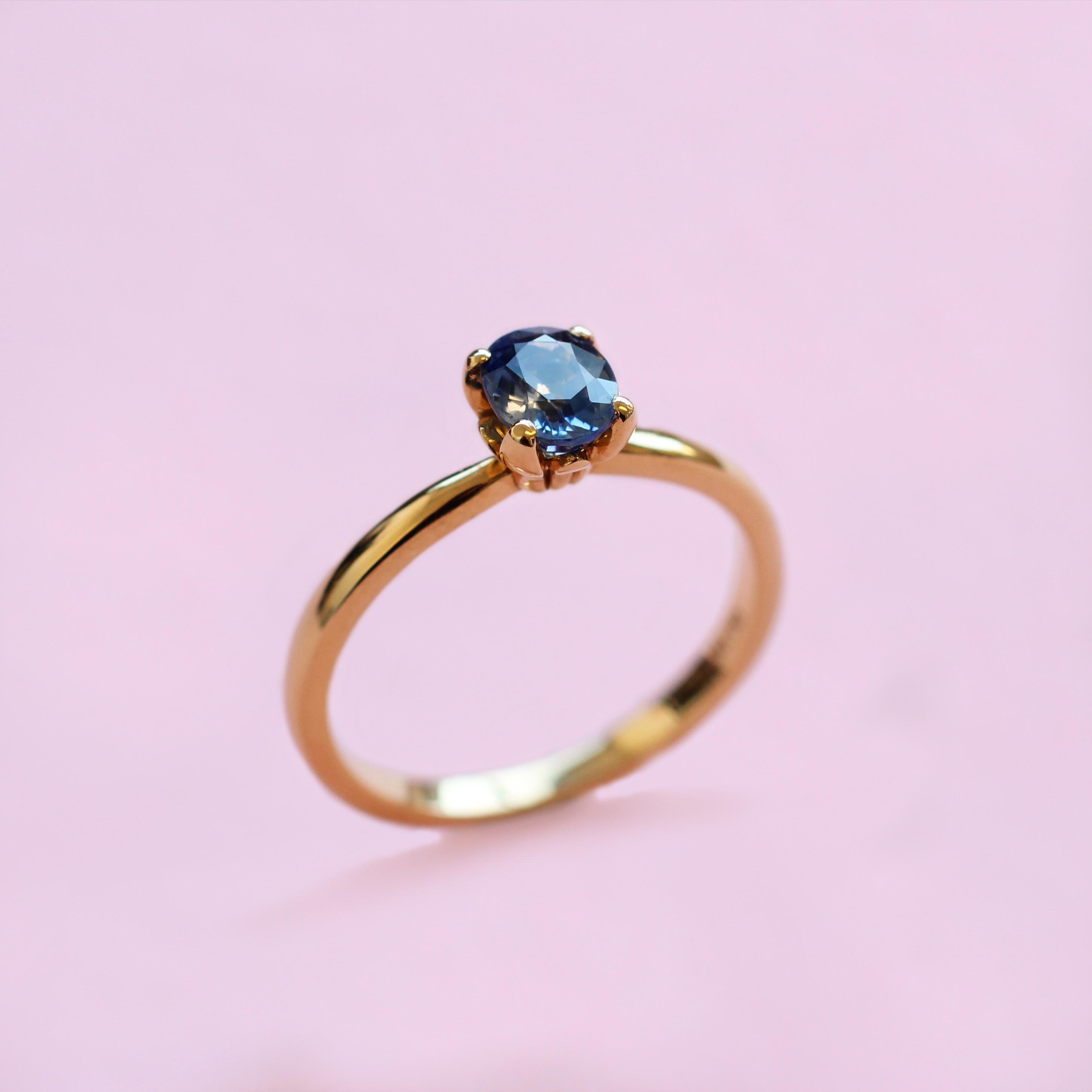 For Sale:  Blue Sapphire Solitaire Ring in 18 Karat Yellow Gold 3