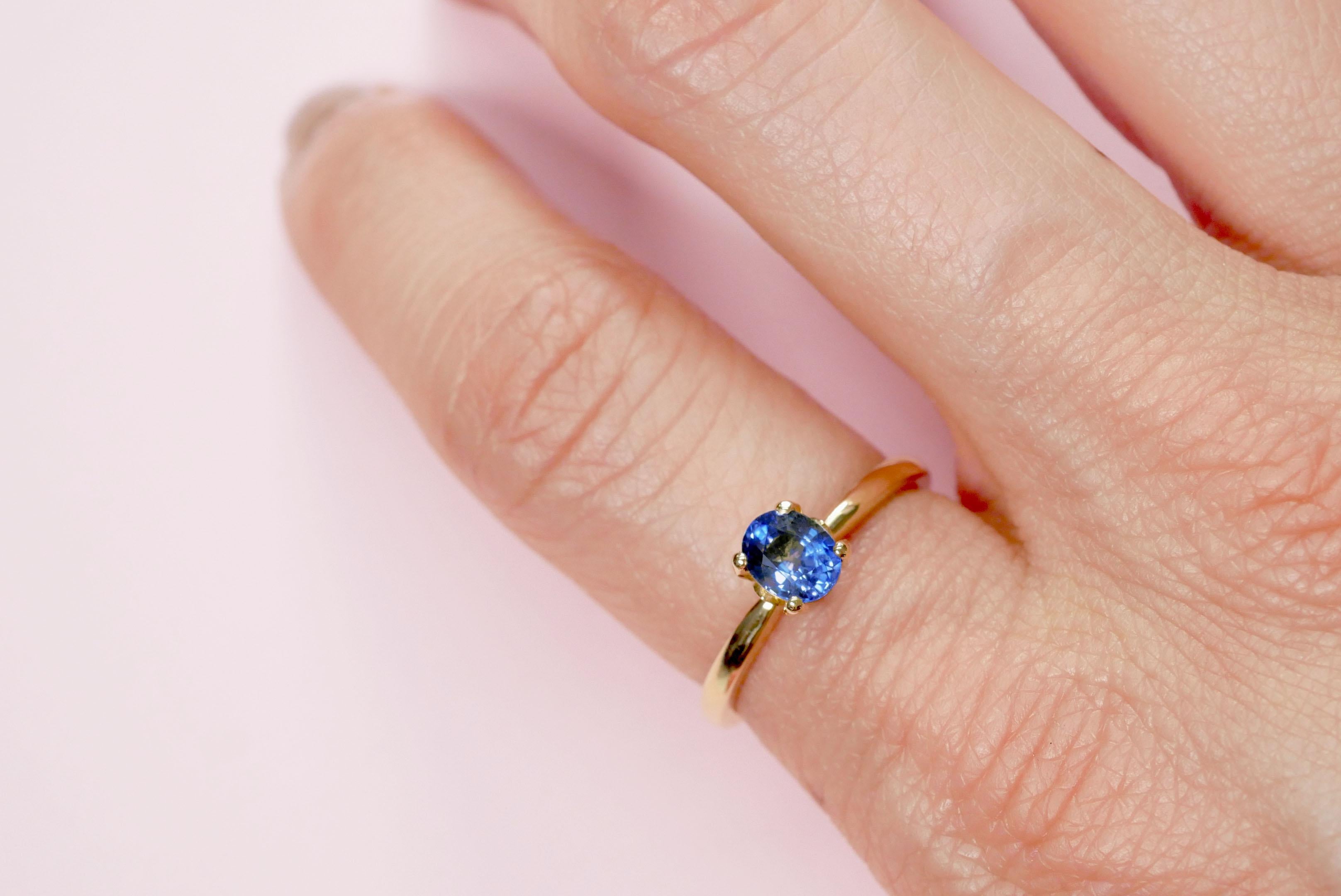 For Sale:  Blue Sapphire Solitaire Ring in 18 Karat Yellow Gold 2