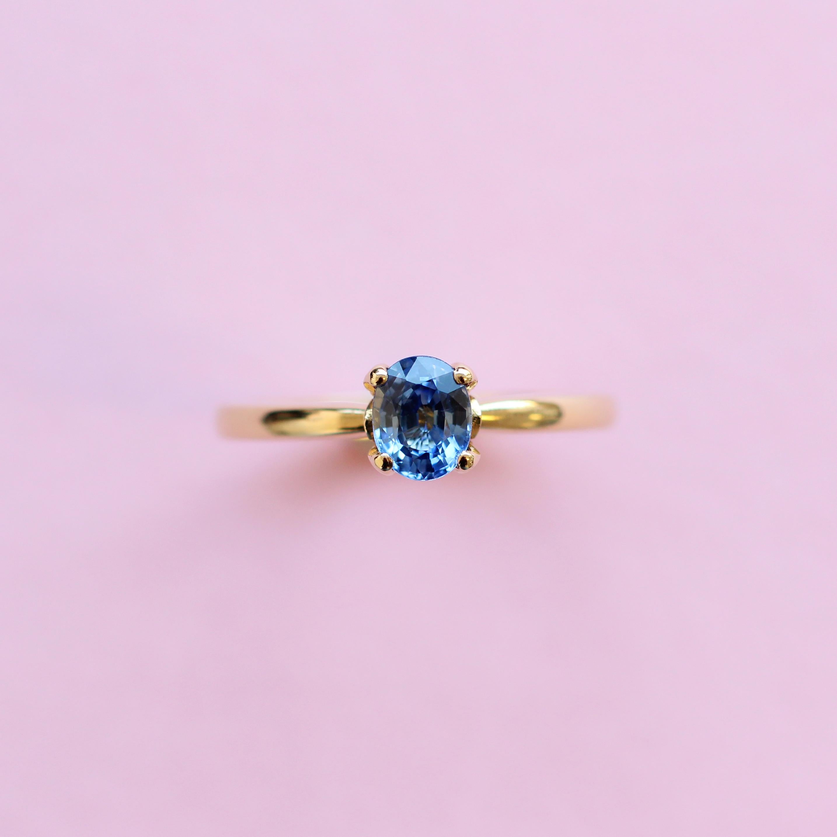 For Sale:  Blue Sapphire Solitaire Ring in 18 Karat Yellow Gold 4