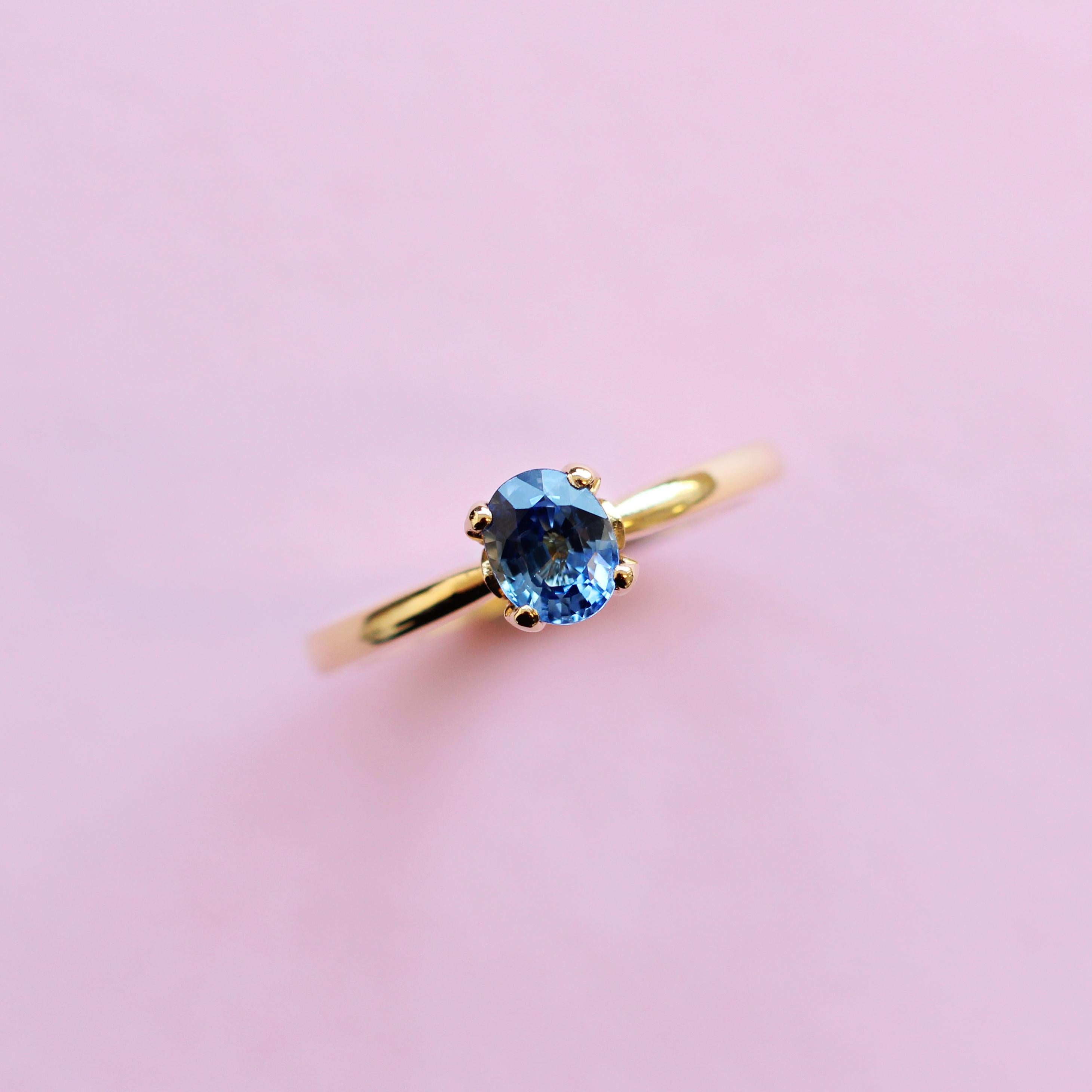 For Sale:  Blue Sapphire Solitaire Ring in 18 Karat Yellow Gold 5