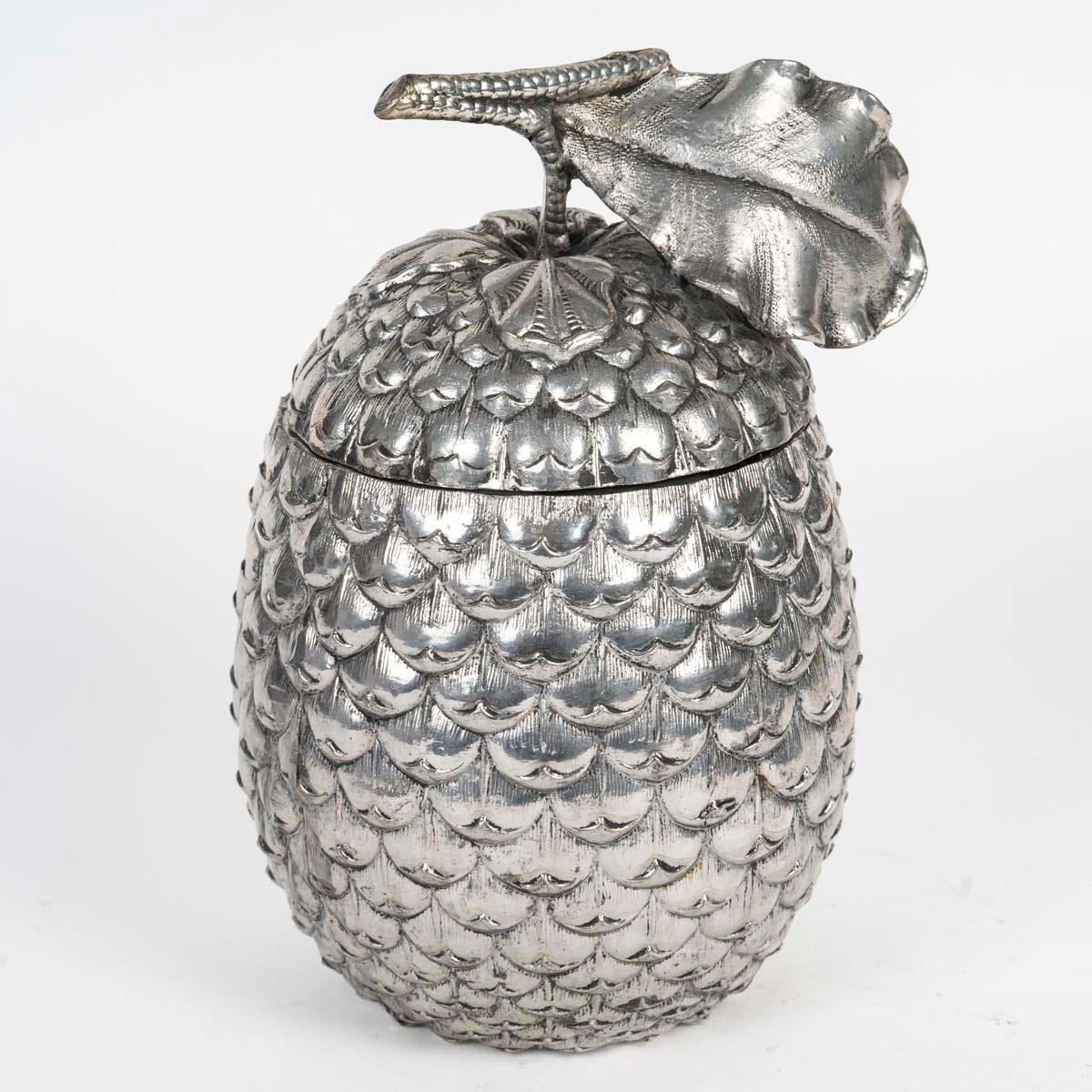 Ice bucket 1950-1960 design.

Silver-plated metal ice bucket, signed, 20th century, 1950-1960 design.
H: 23cm, D: 15cm
