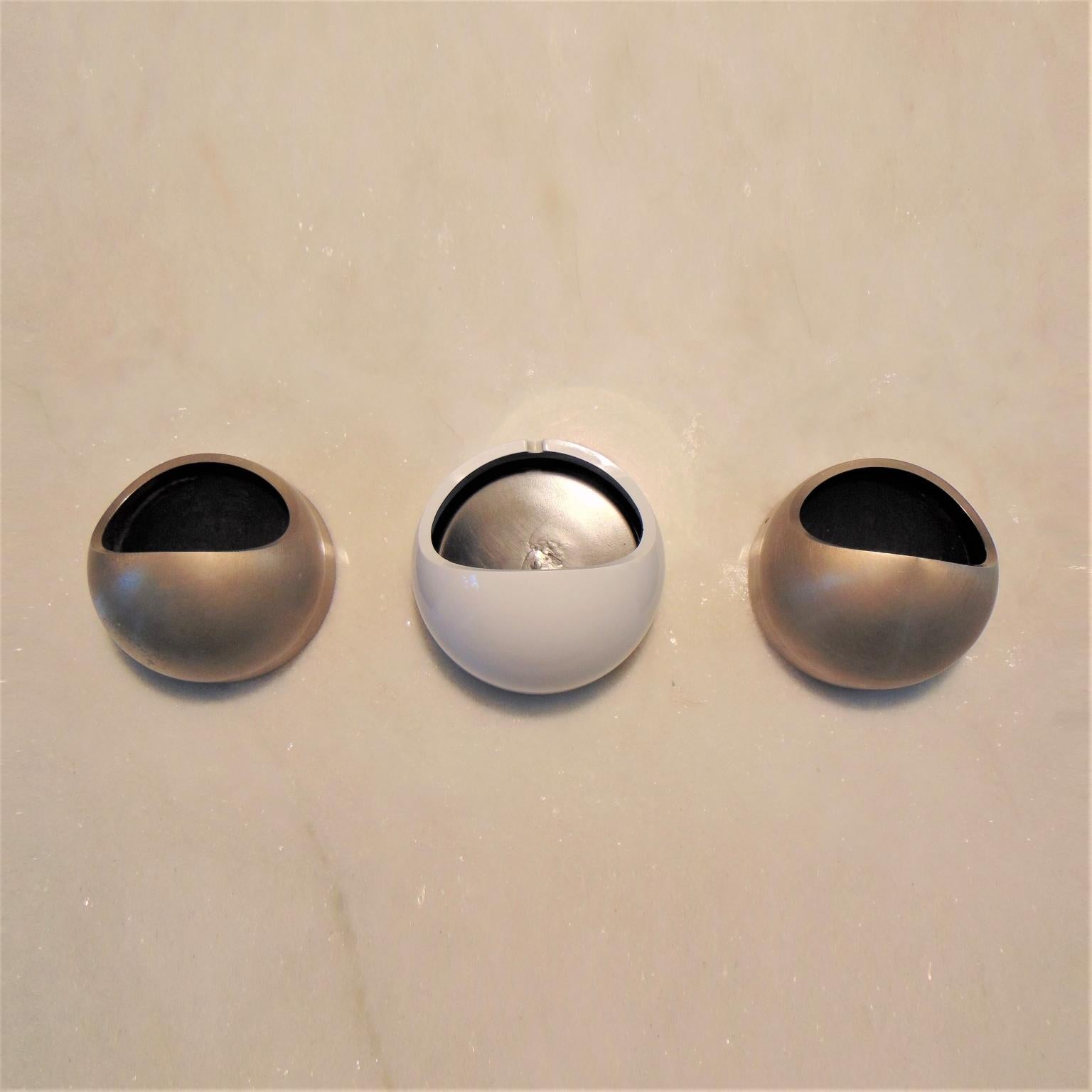 Cubitera, 3 Ceniceros Plástico Blanco, Acero, Cini & Nils OPI Studio Italia, 1970s en venta 2